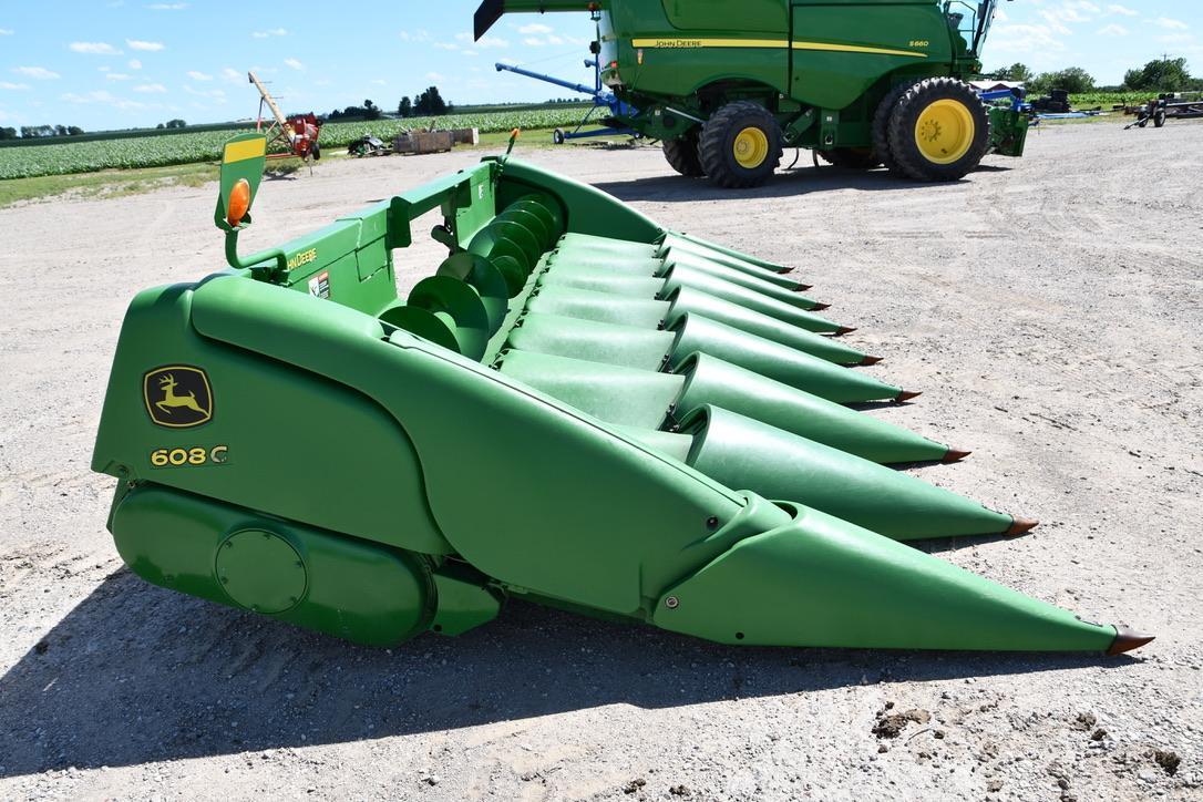 2009 John Deere 608C 8 row 30" corn head