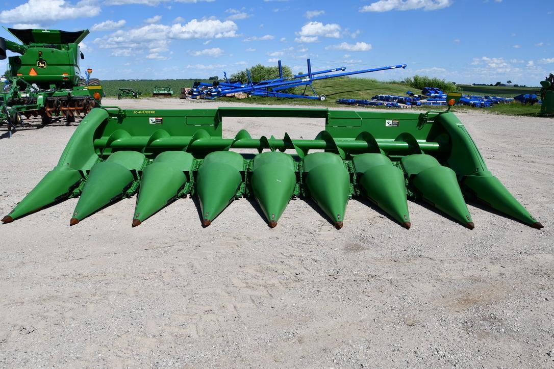 2009 John Deere 608C 8 row 30" corn head