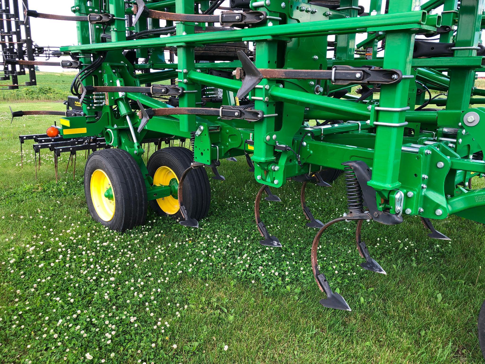 2018 John Deere 2230 48'6" field cultivator