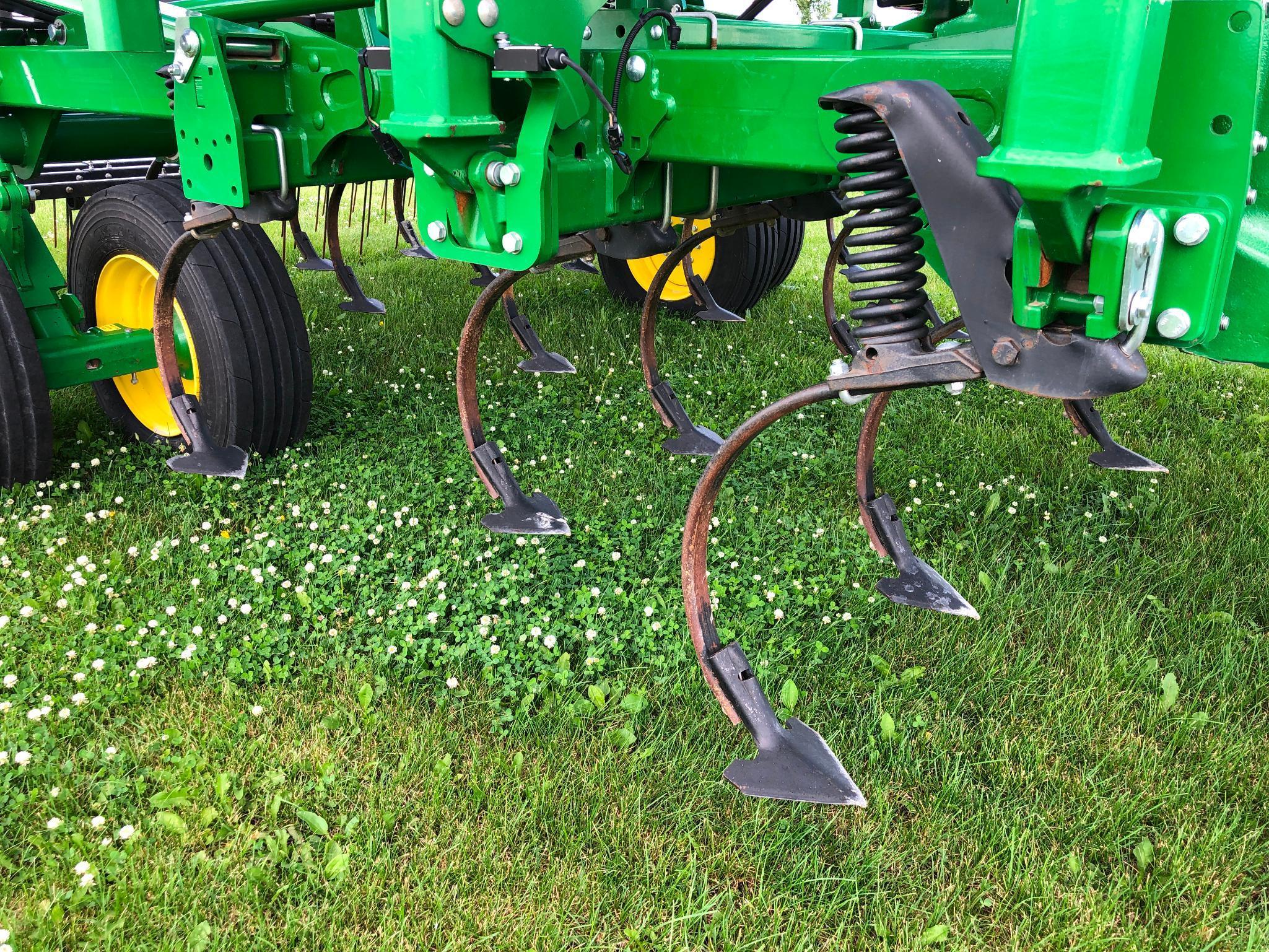 2018 John Deere 2230 48'6" field cultivator