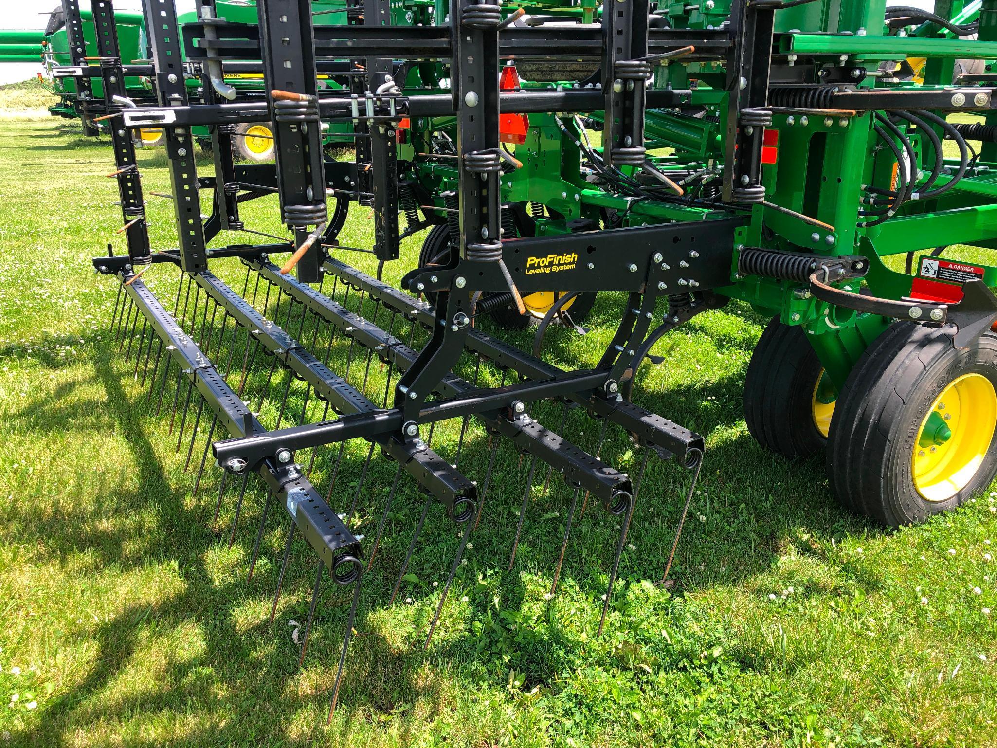 2018 John Deere 2230 48'6" field cultivator