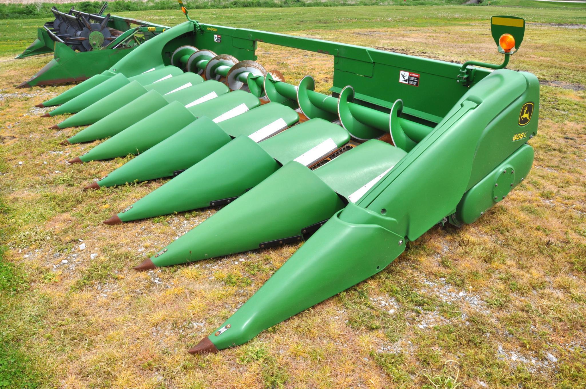 2009 John Deere 608C 8 row 30" corn head