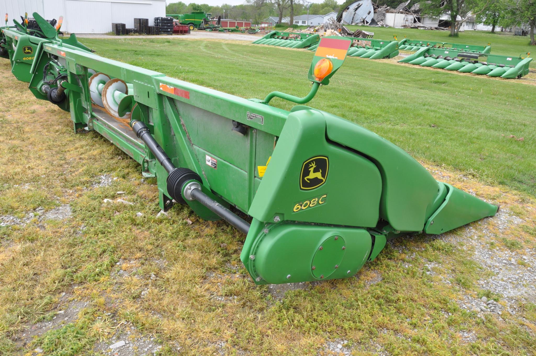 2009 John Deere 608C 8 row 30" corn head