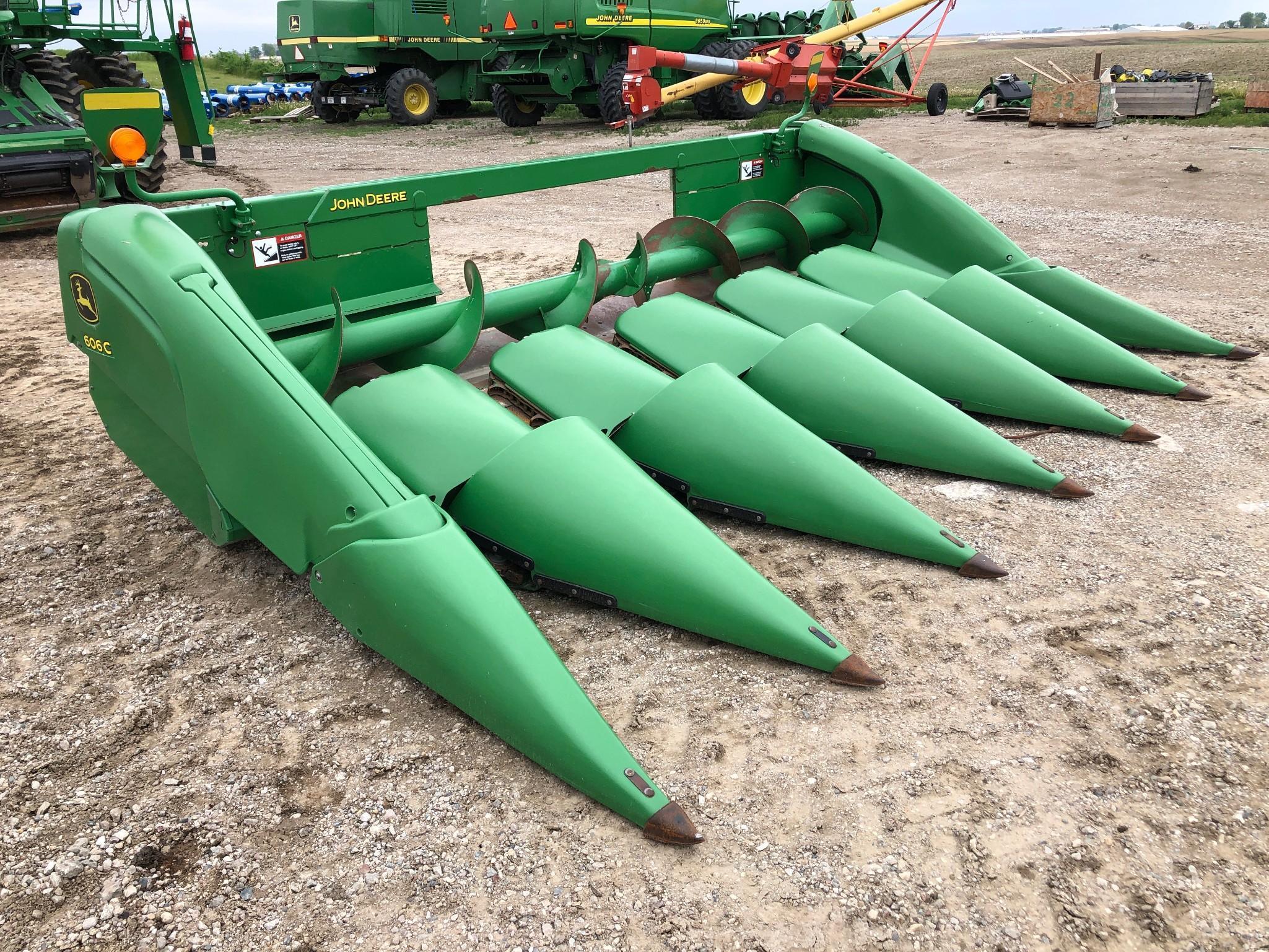 2011 John Deere 606C 6 row 30" corn head