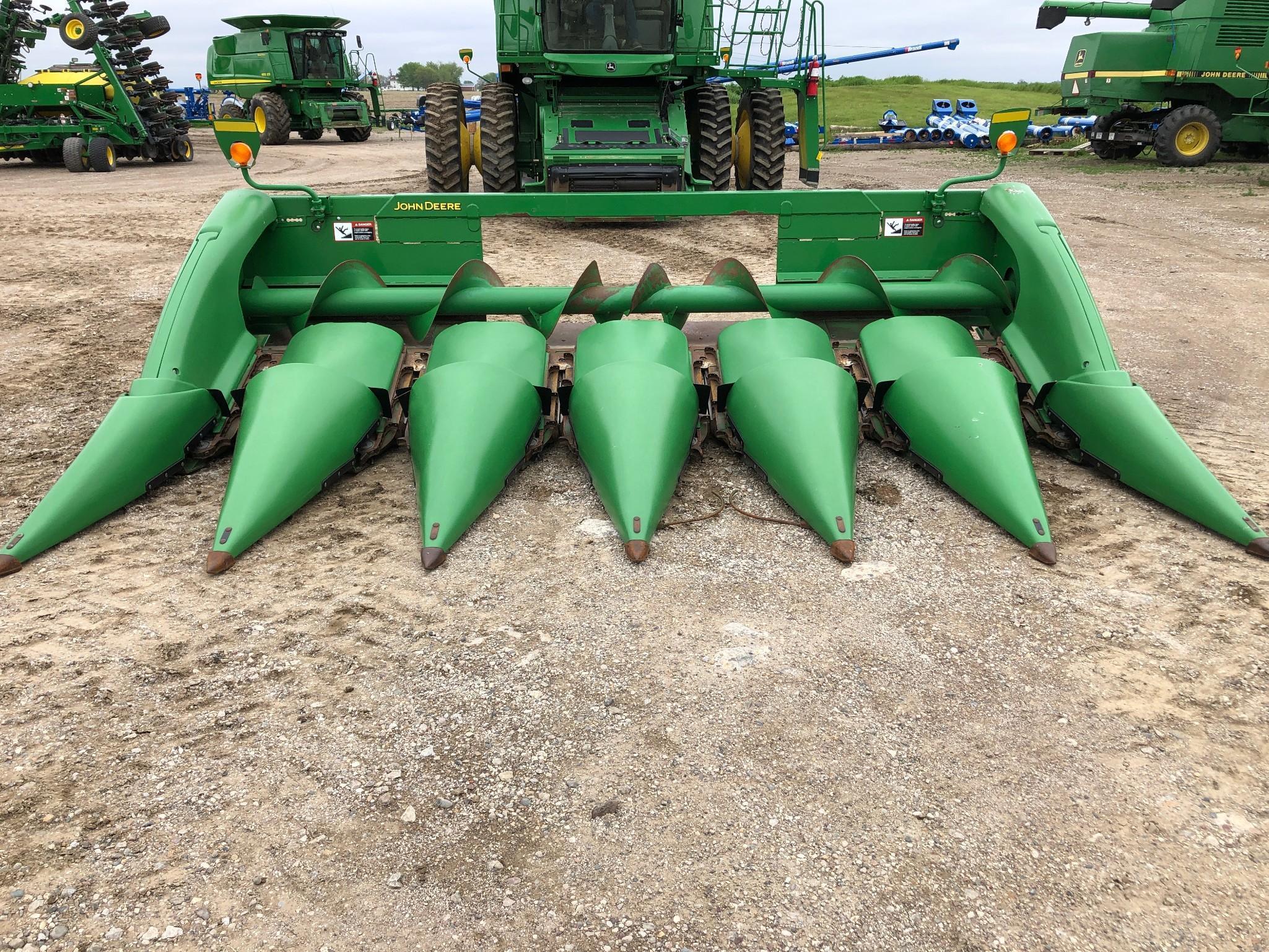 2011 John Deere 606C 6 row 30" corn head