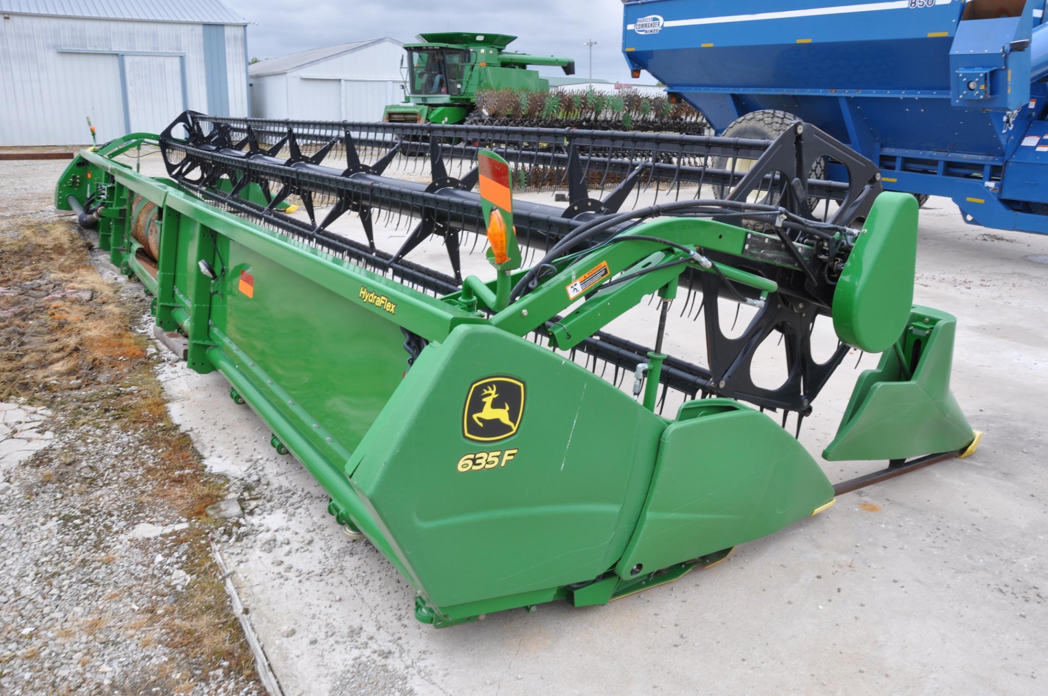 2010 John Deere 635F 35' HydraFlex platform