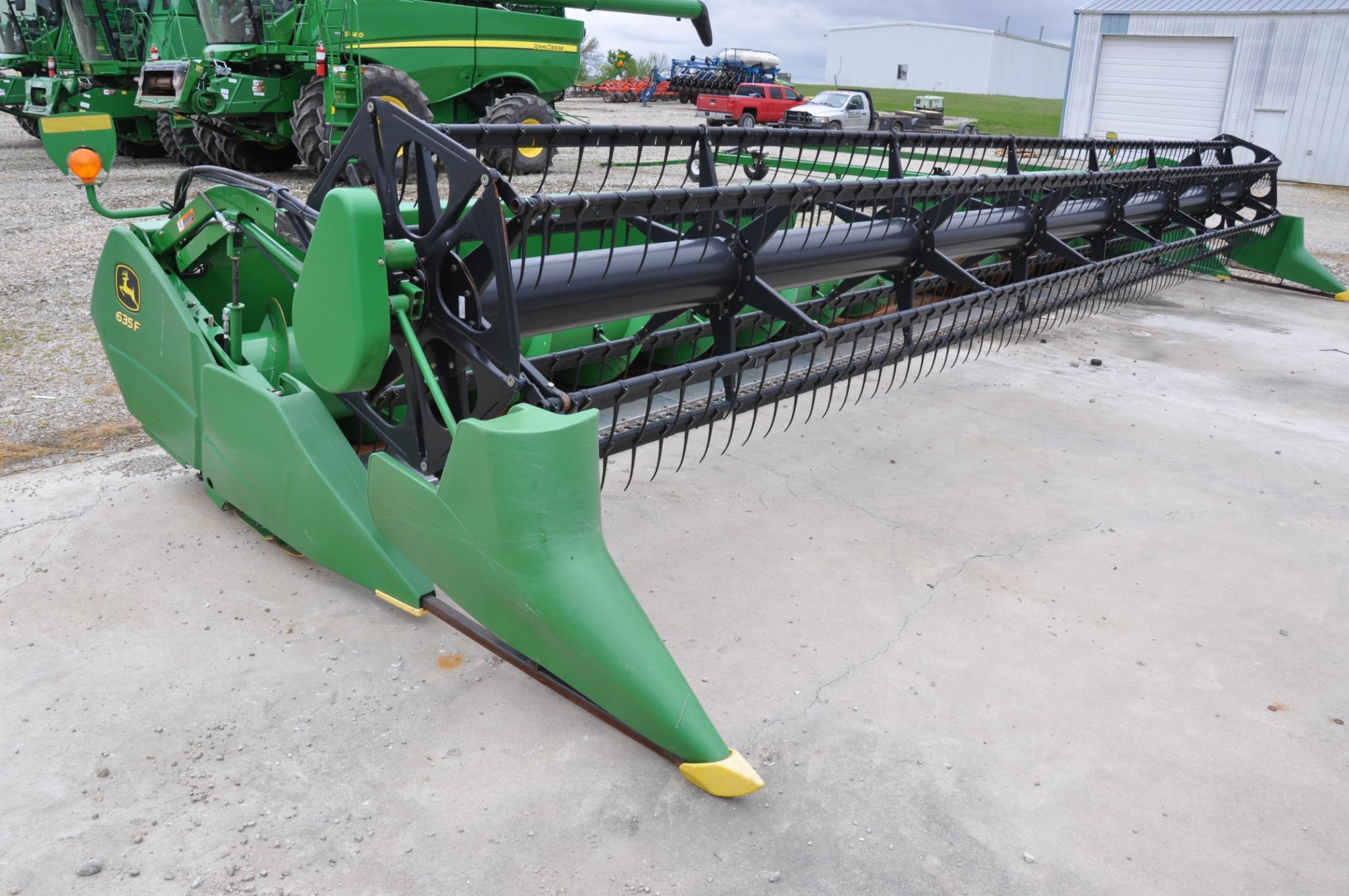 2010 John Deere 635F 35' HydraFlex platform