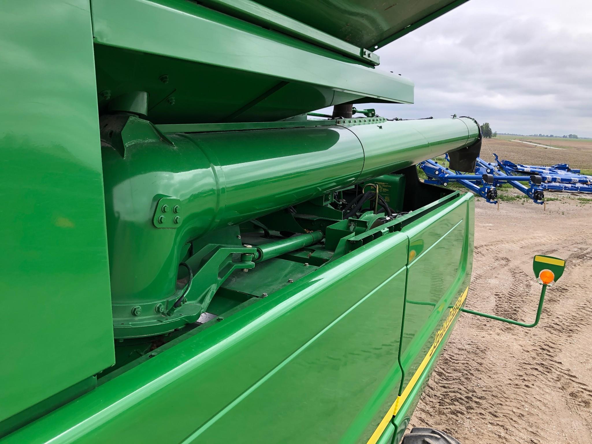 2005 John Deere 9560 STS 2wd combine