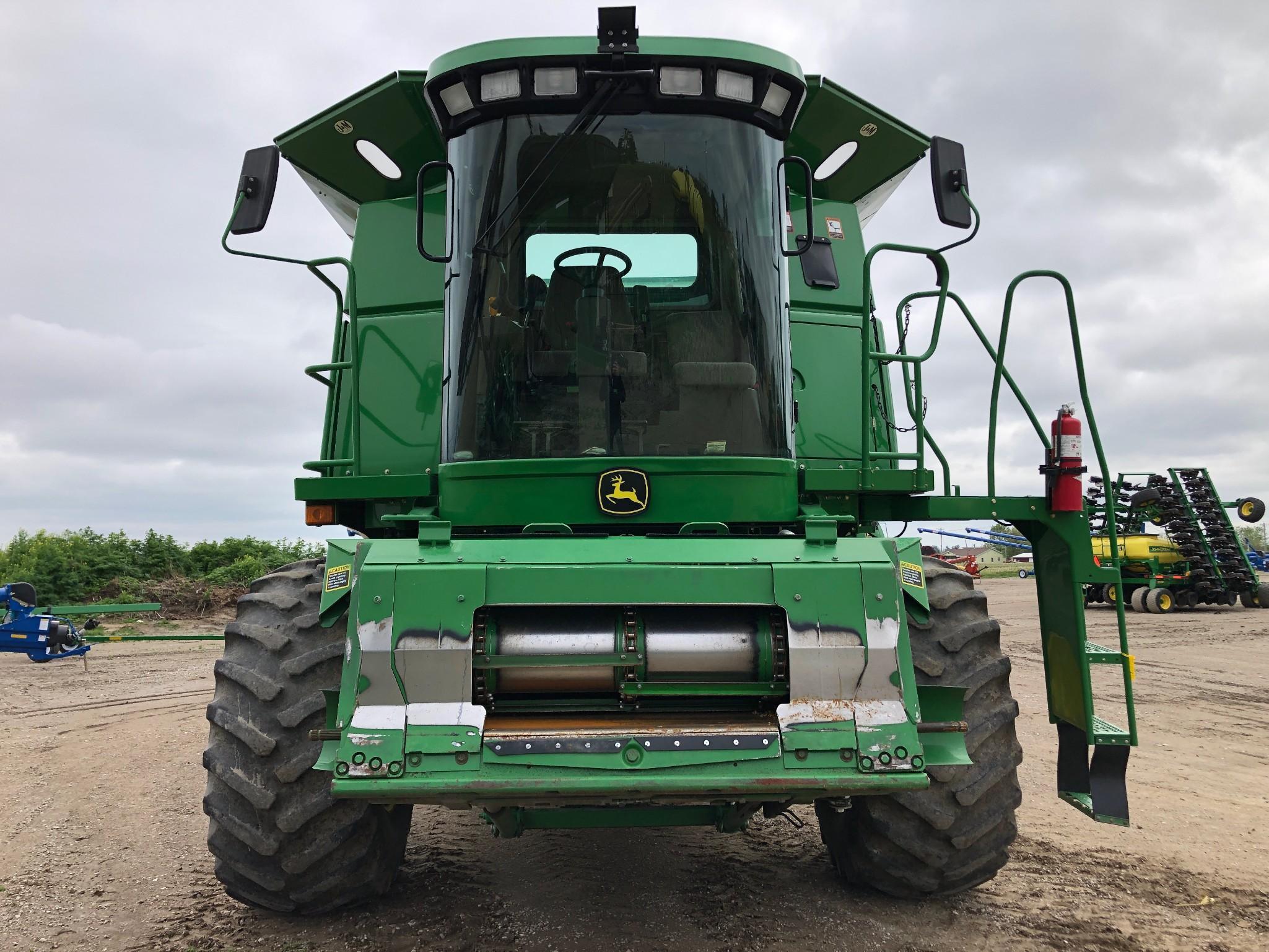 2005 John Deere 9560 STS 2wd combine