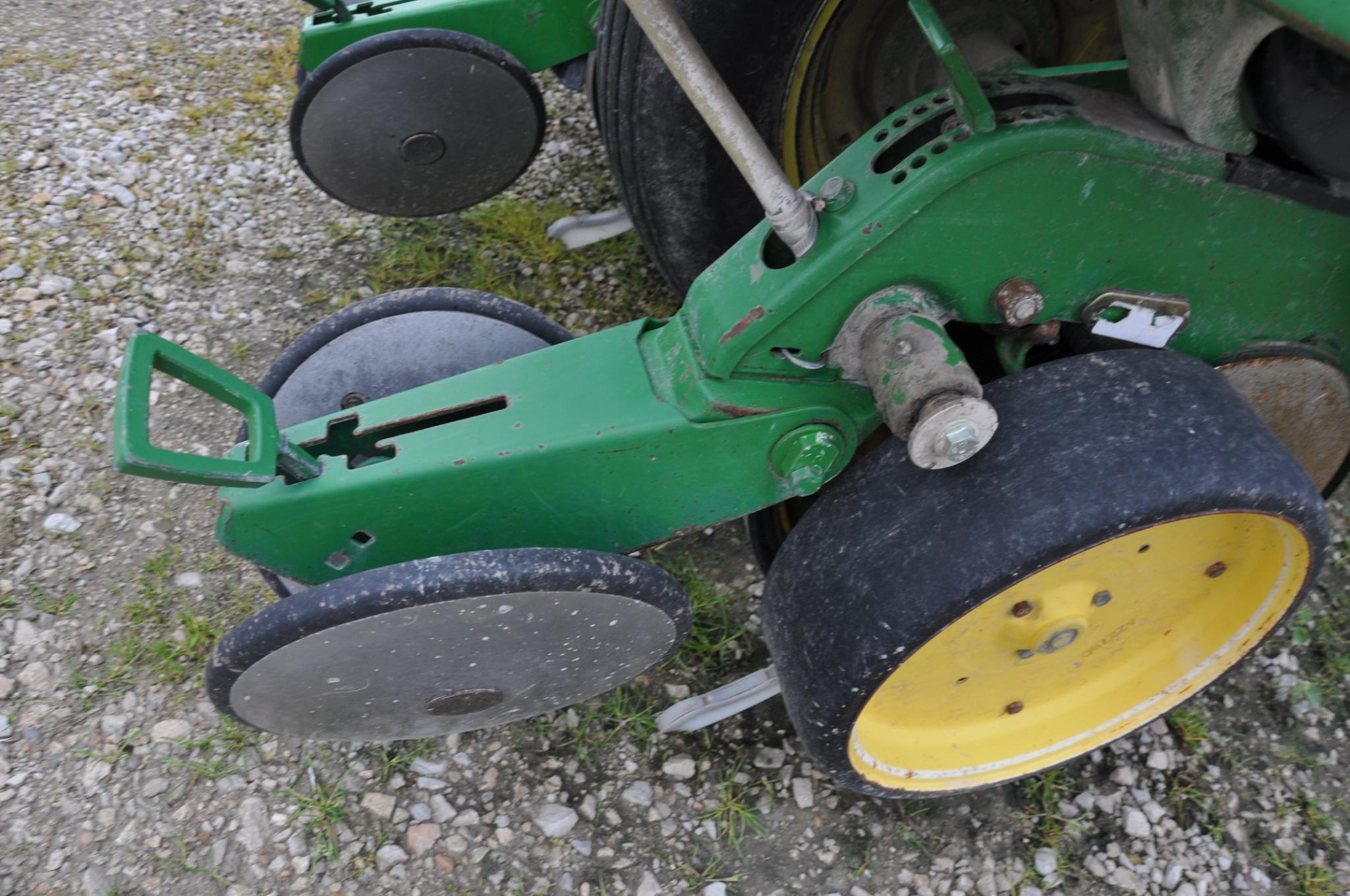 1992 John Deere 7200 12 row 30" planter