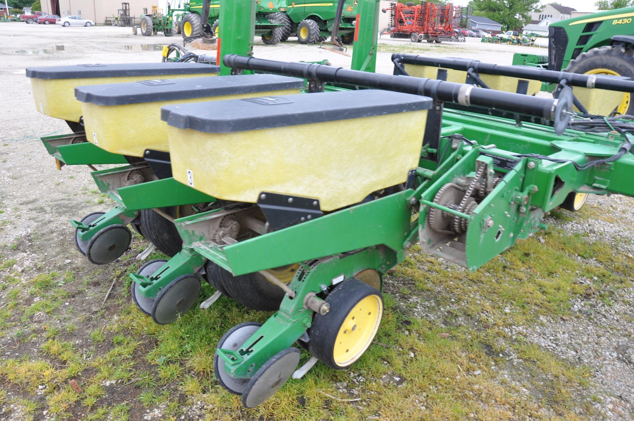 1992 John Deere 7200 12 row 30" planter