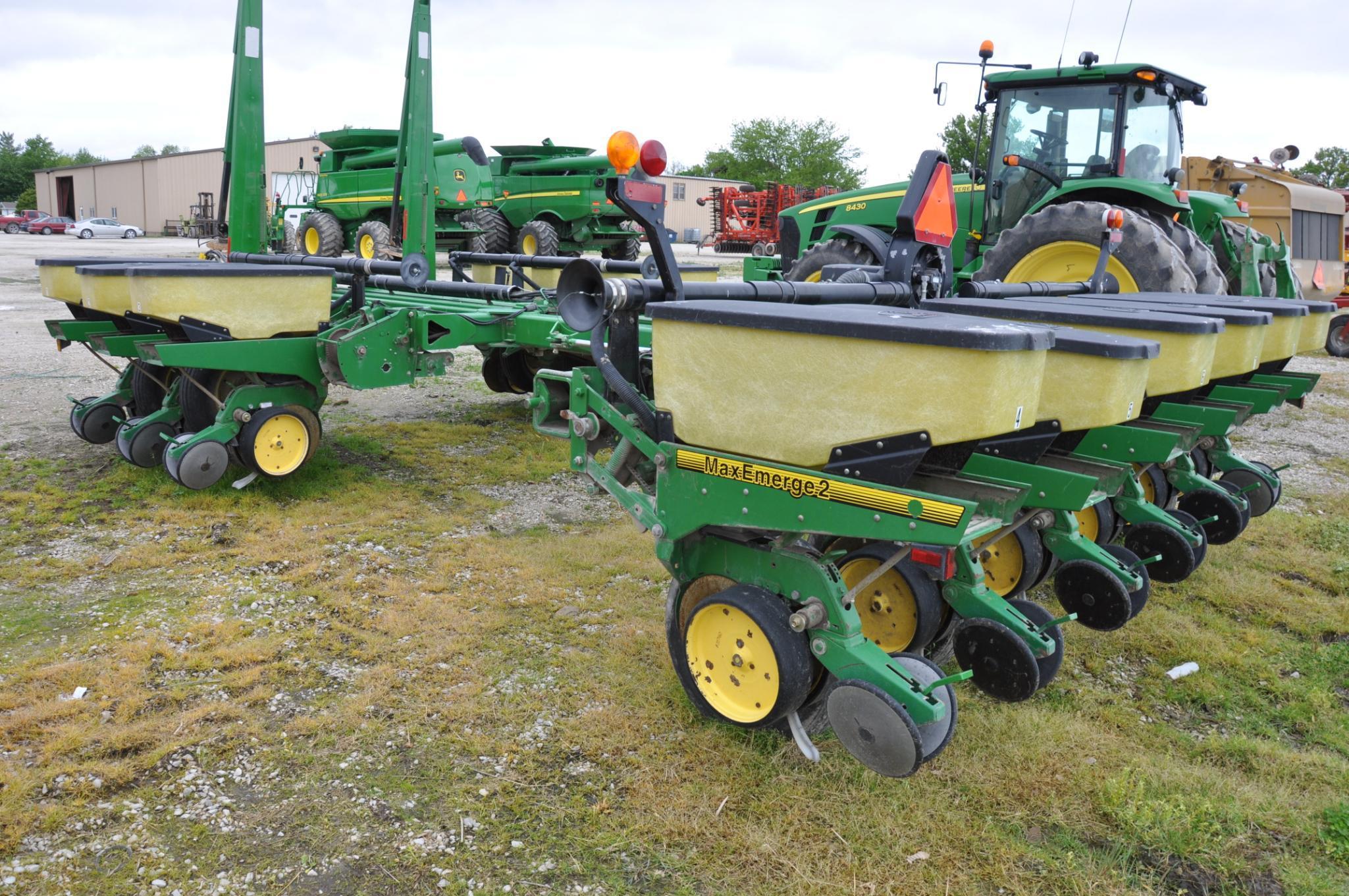 1992 John Deere 7200 12 row 30" planter