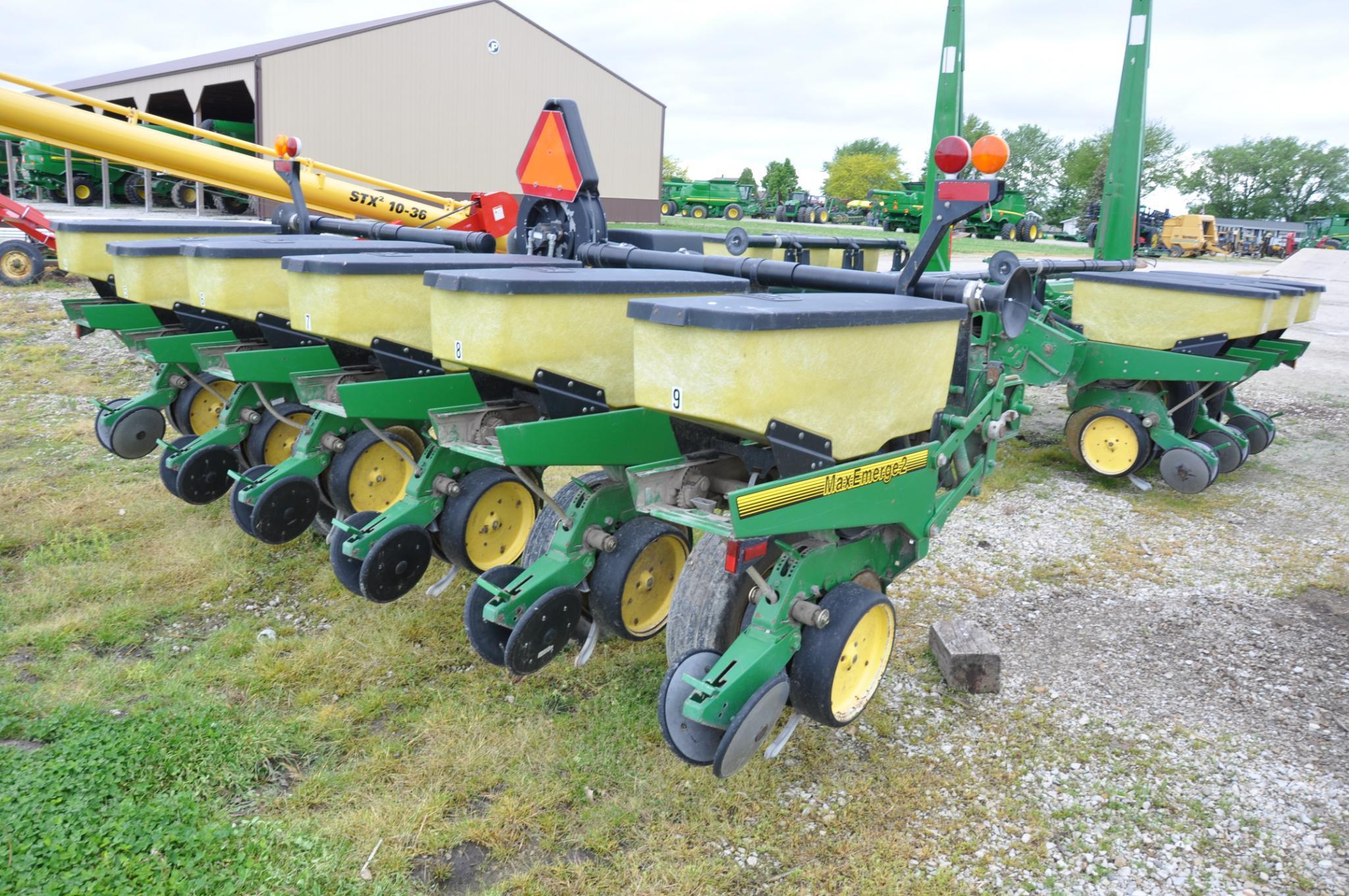 1992 John Deere 7200 12 row 30" planter