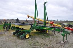 1992 John Deere 7200 12 row 30" planter