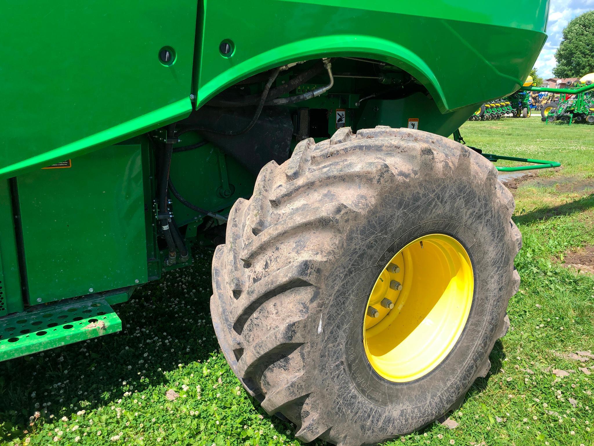 2017 John Deere S680 4wd combine