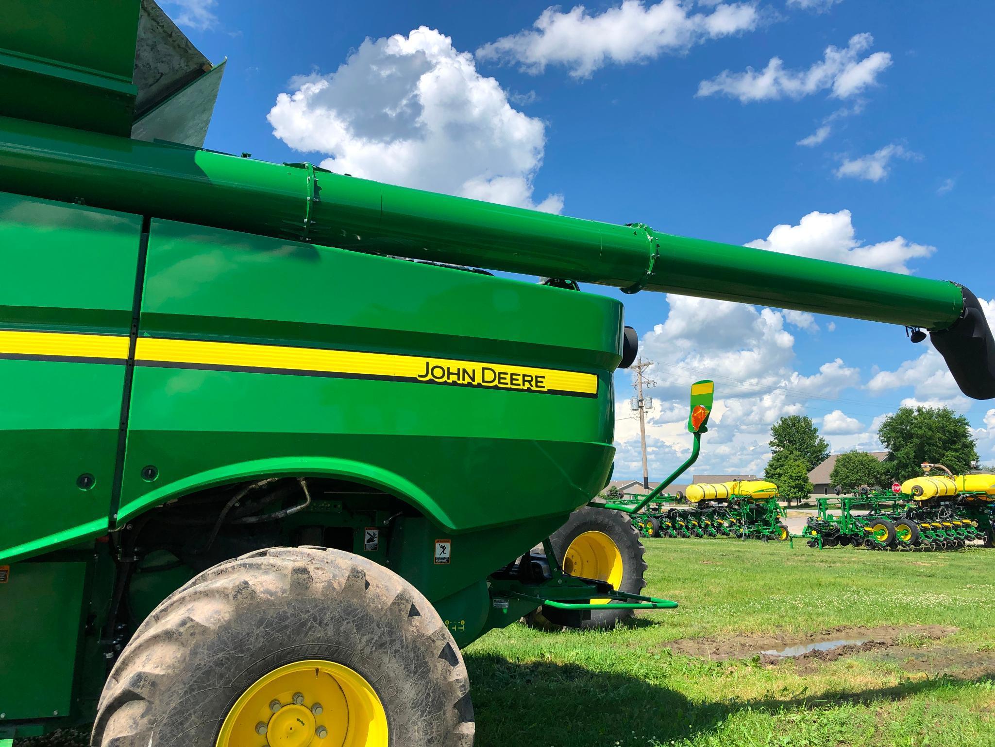 2017 John Deere S680 4wd combine