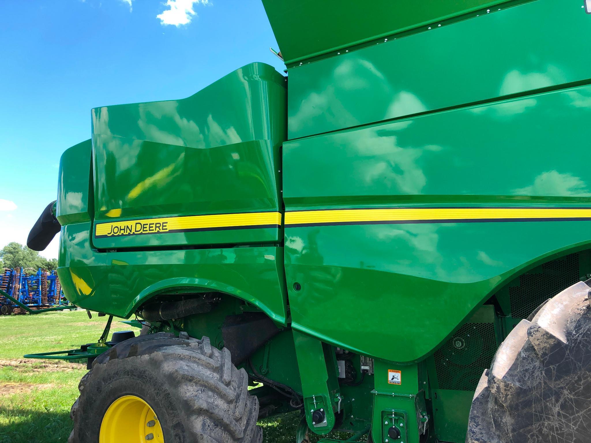 2017 John Deere S680 4wd combine