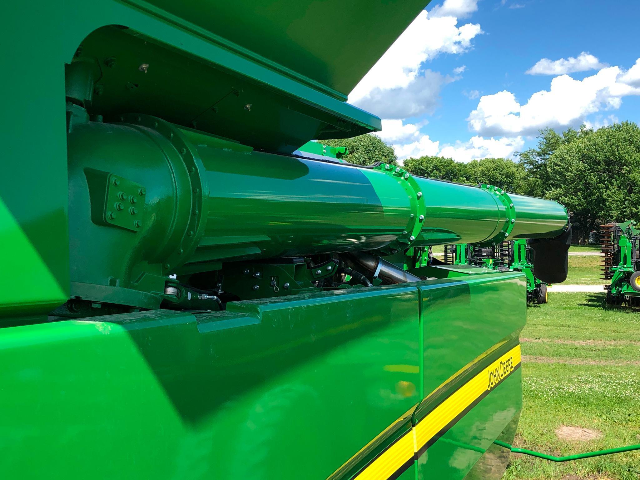 2017 John Deere S680 4wd combine