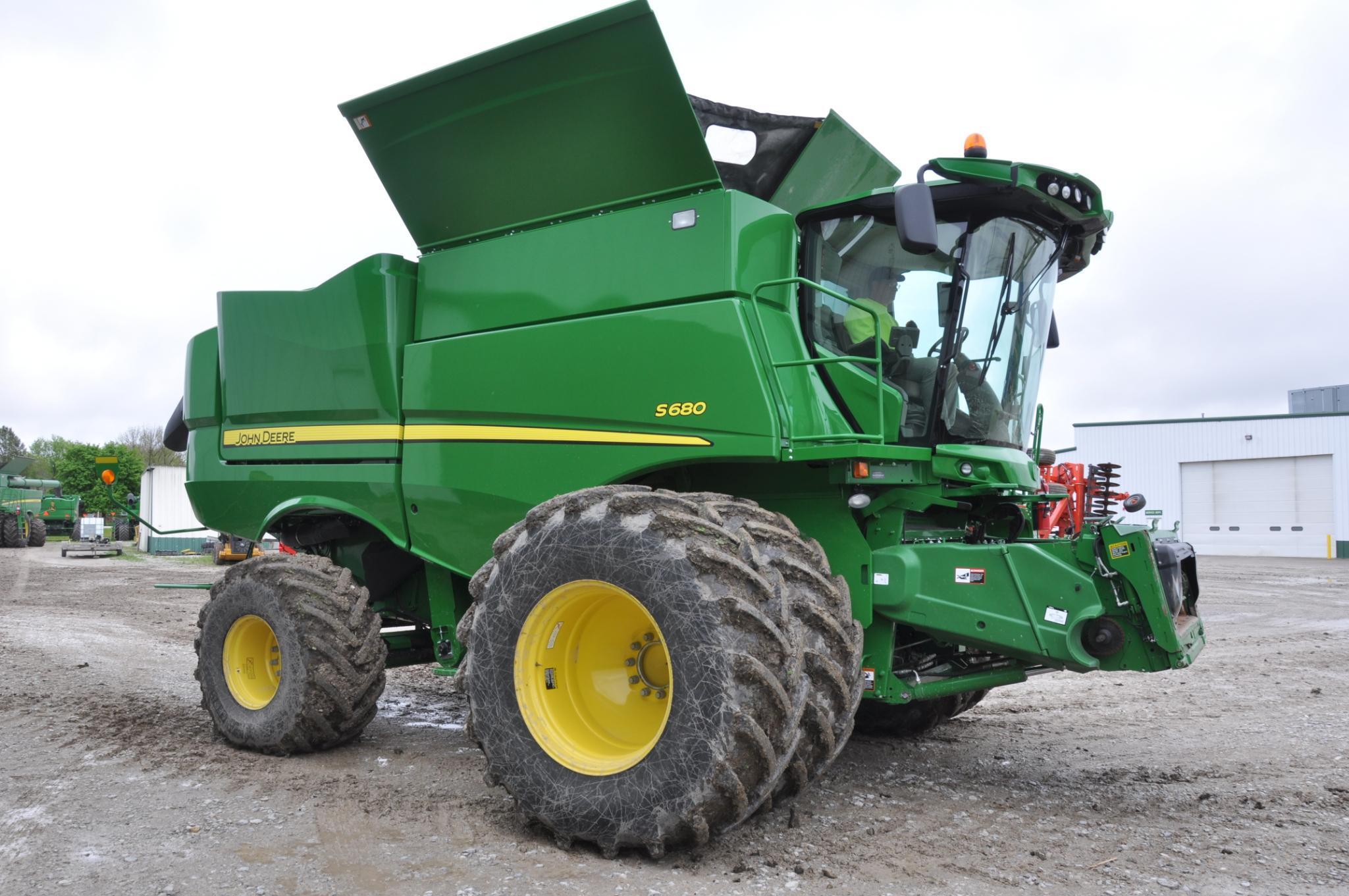 2017 John Deere S680 4wd combine