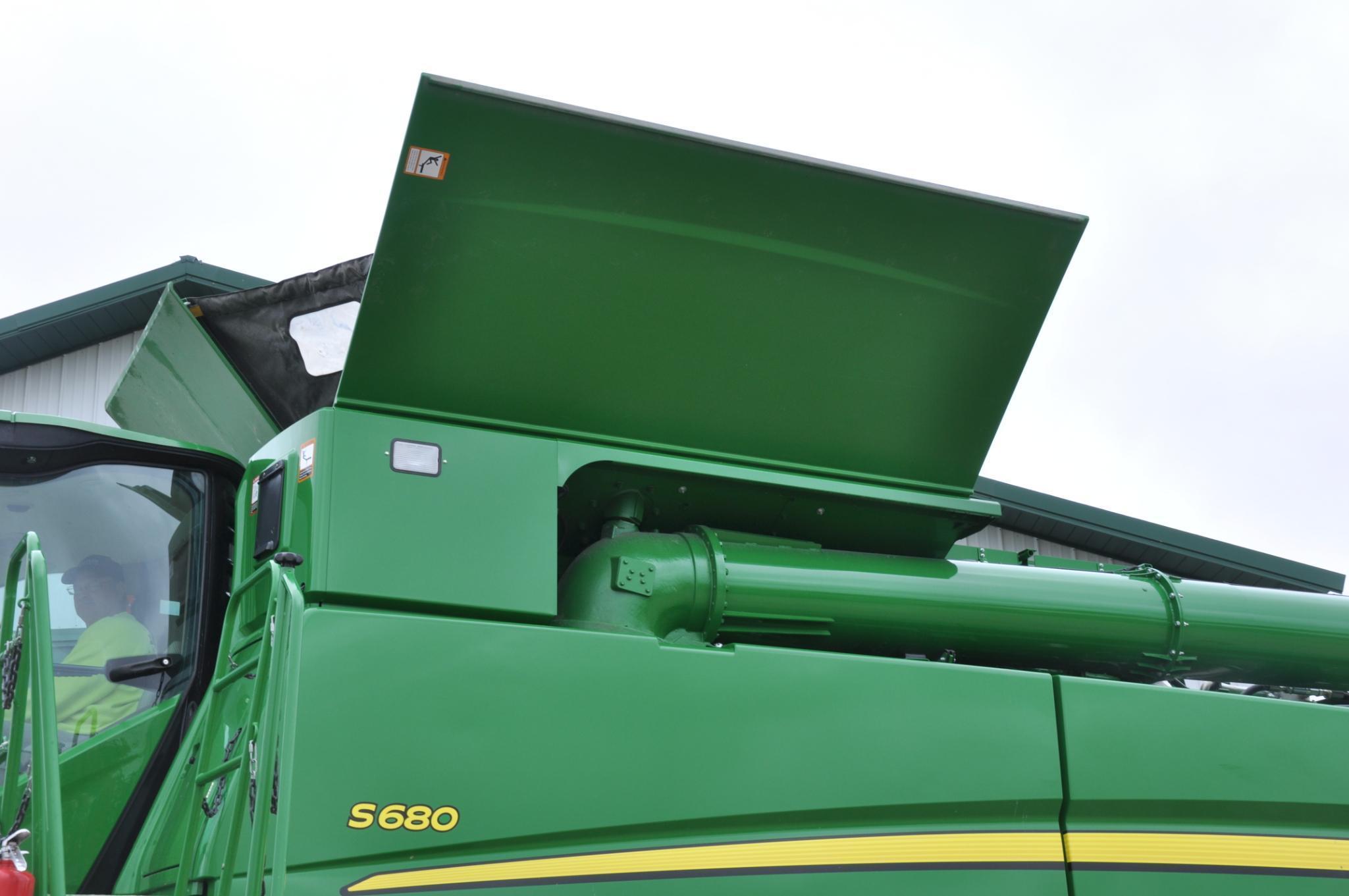 2017 John Deere S680 4wd combine