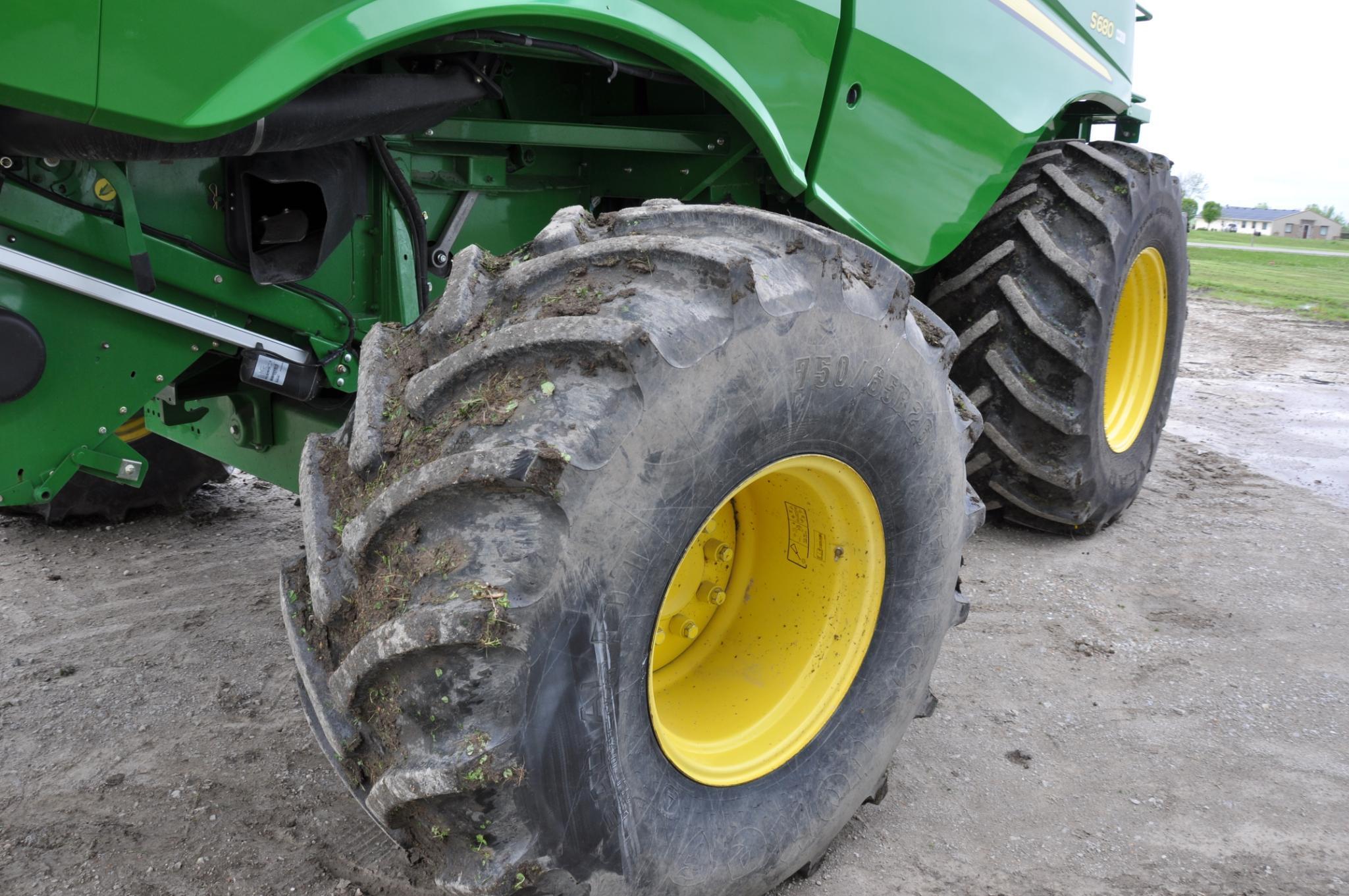 2012 John Deere S680 2wd combine