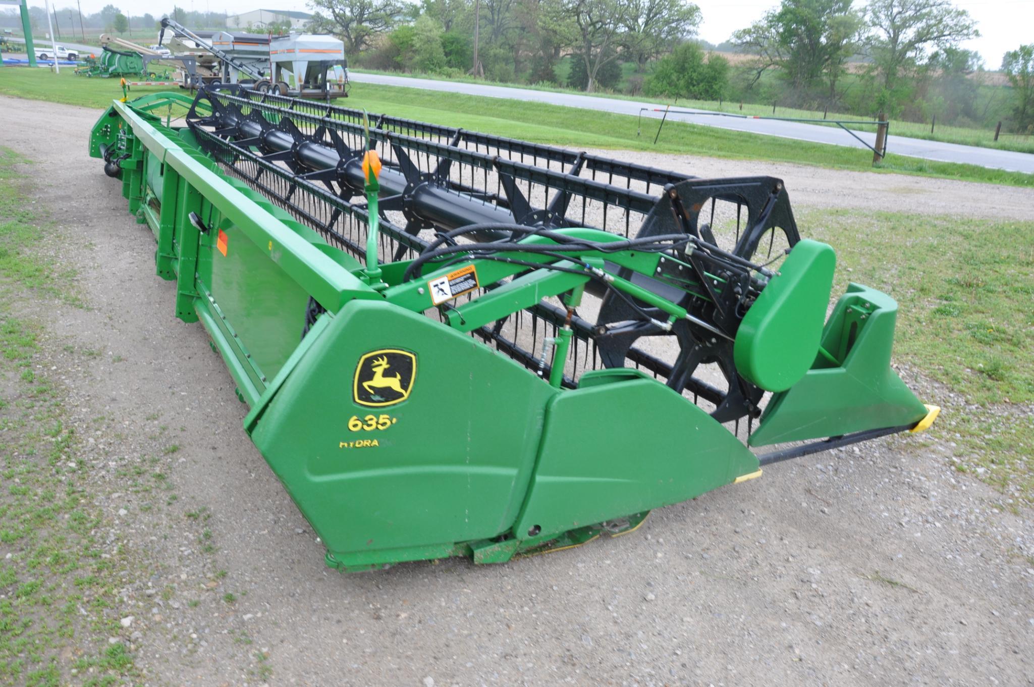 2007 John Deere 635F 35' HydraFlex platform