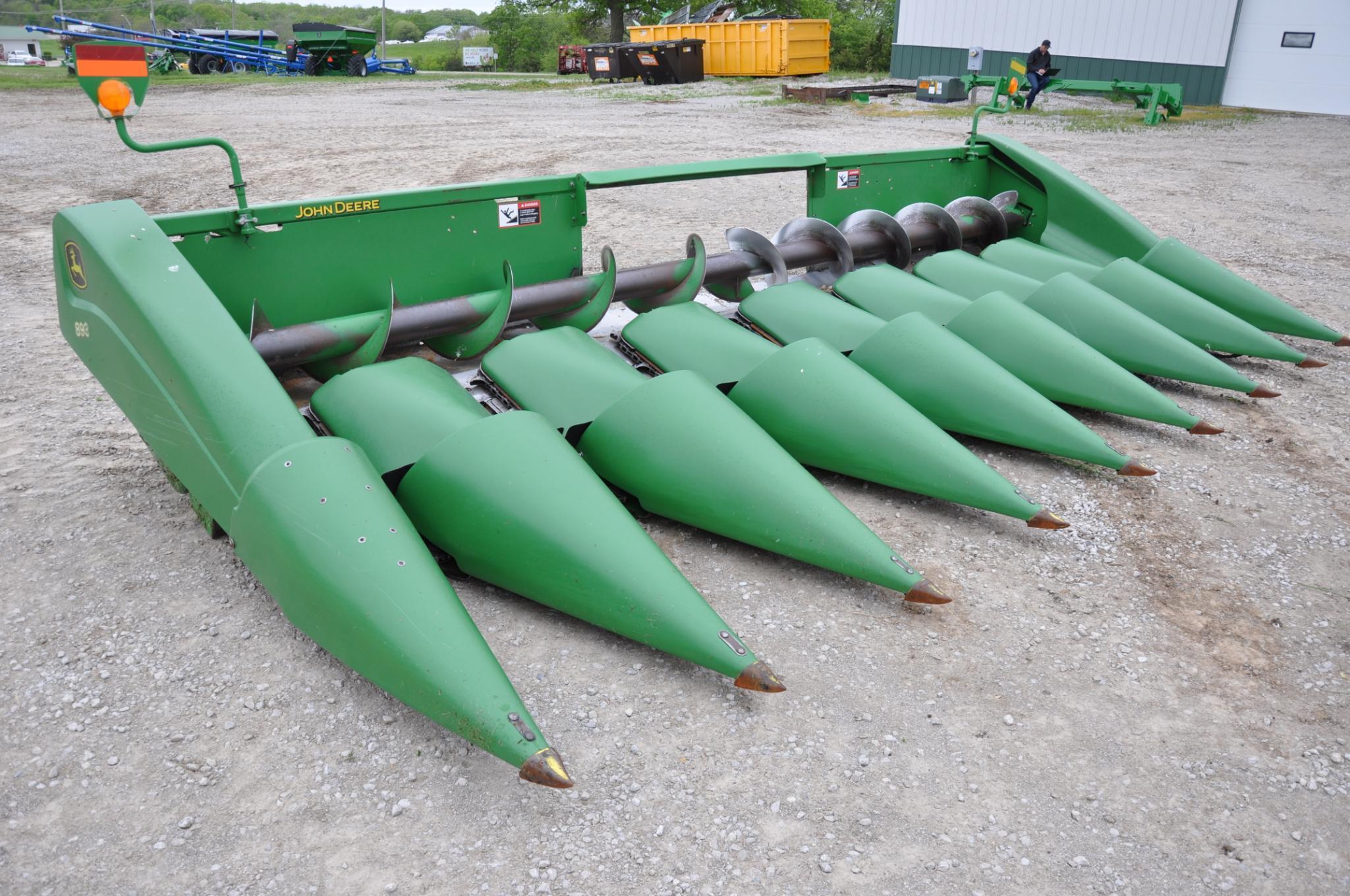 2007 John Deere 893 8 row 30" corn head