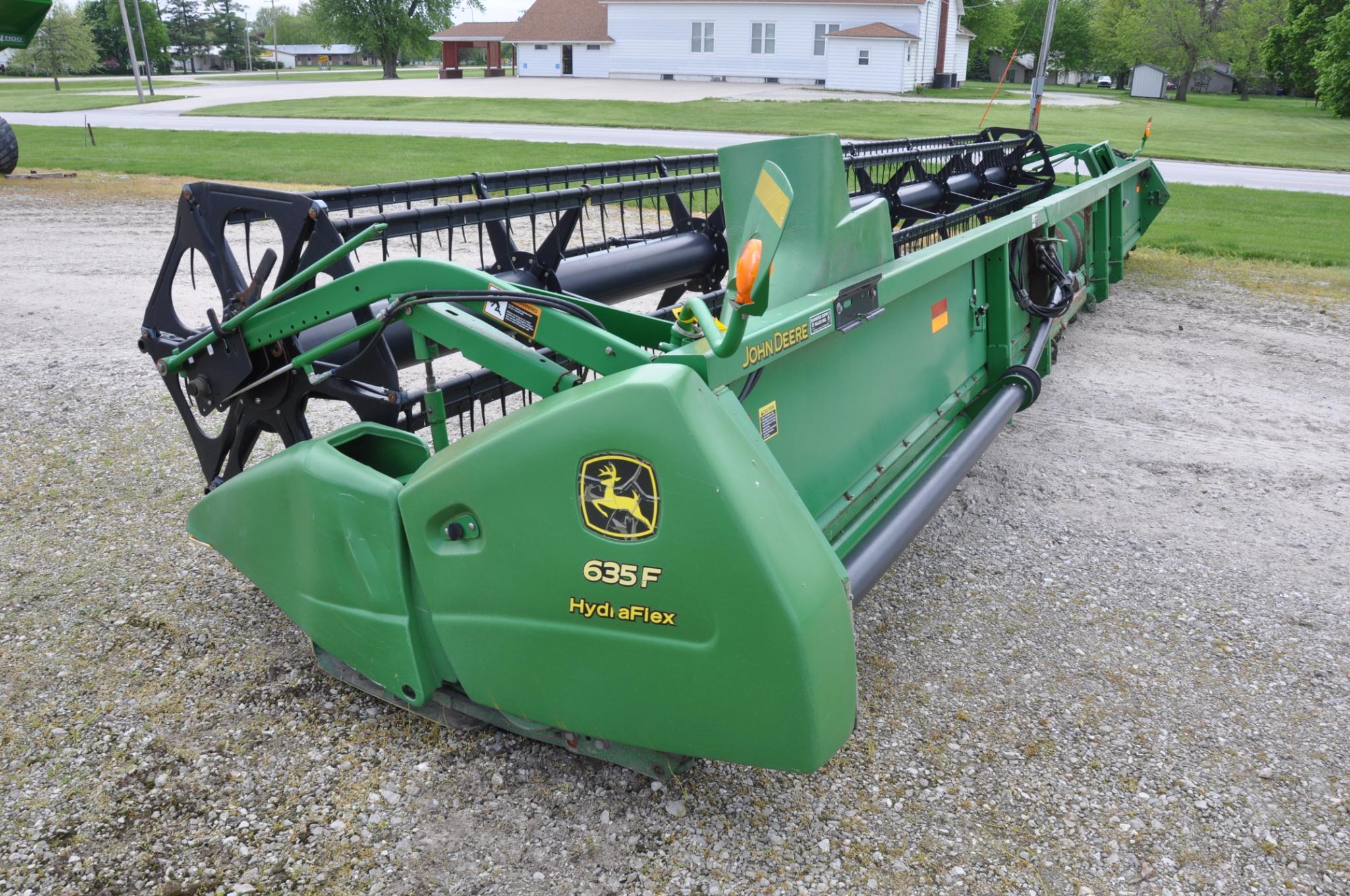 2004 John Deere 635F 35' HydraFlex platform