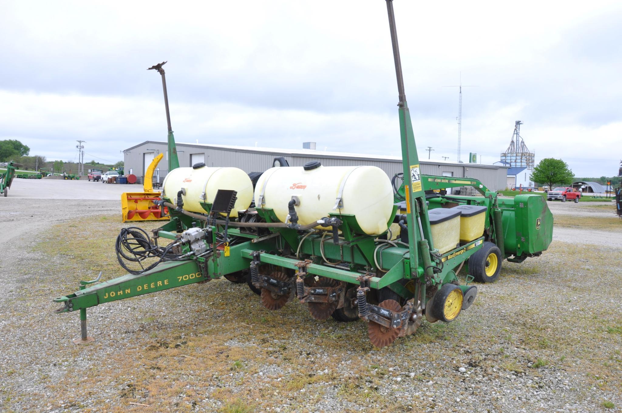 John Deere 7200 6 row 30" planter