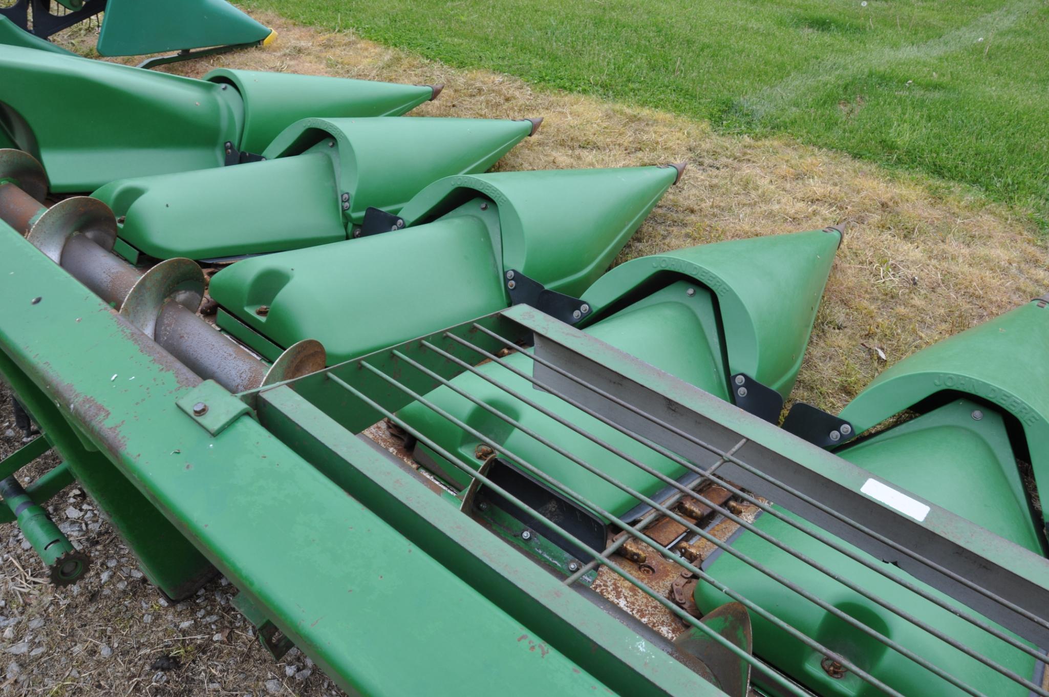 John Deere 843 8 row 30" corn head