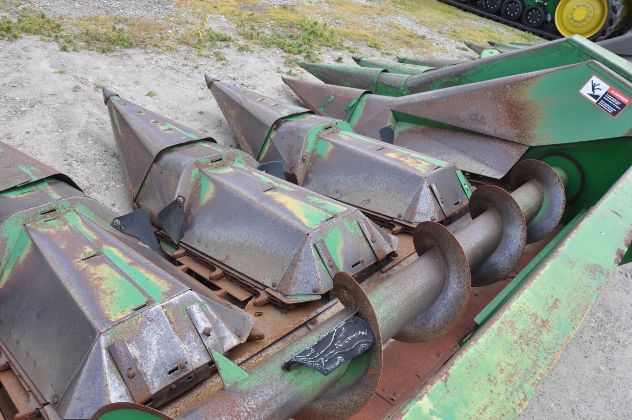 John Deere 643 6 row 30" corn head