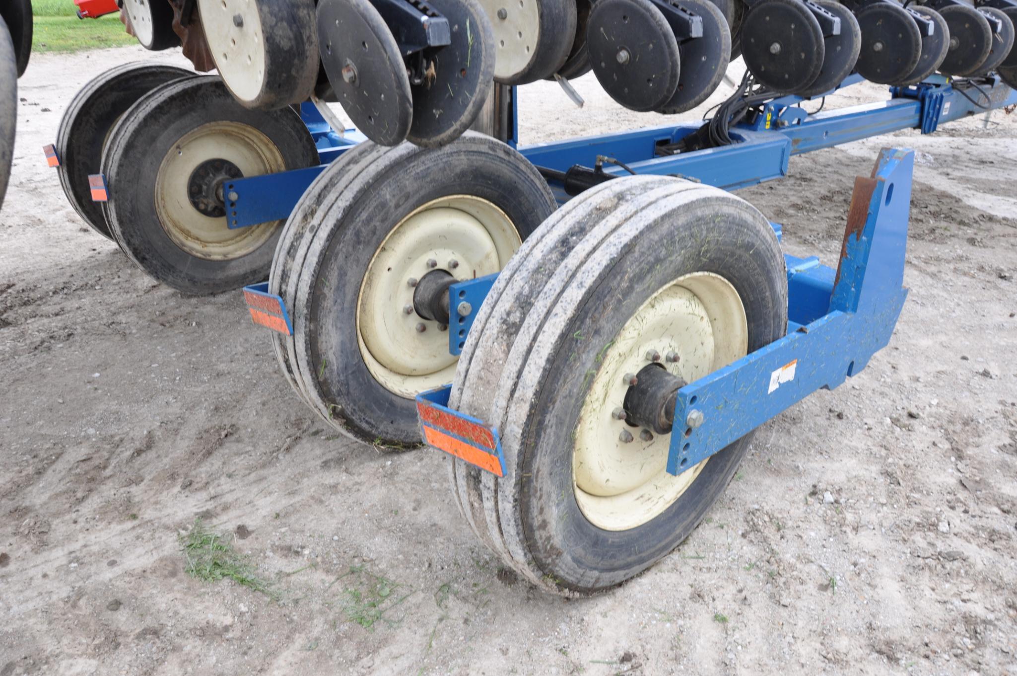 2011 Kinze 3600 ASD 16/31 planter