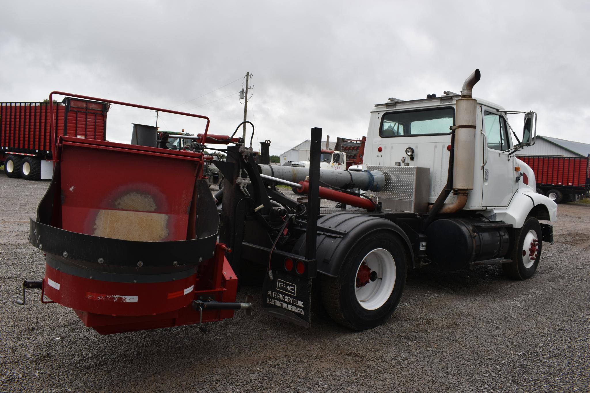 1996 International 8200 forage blower truck