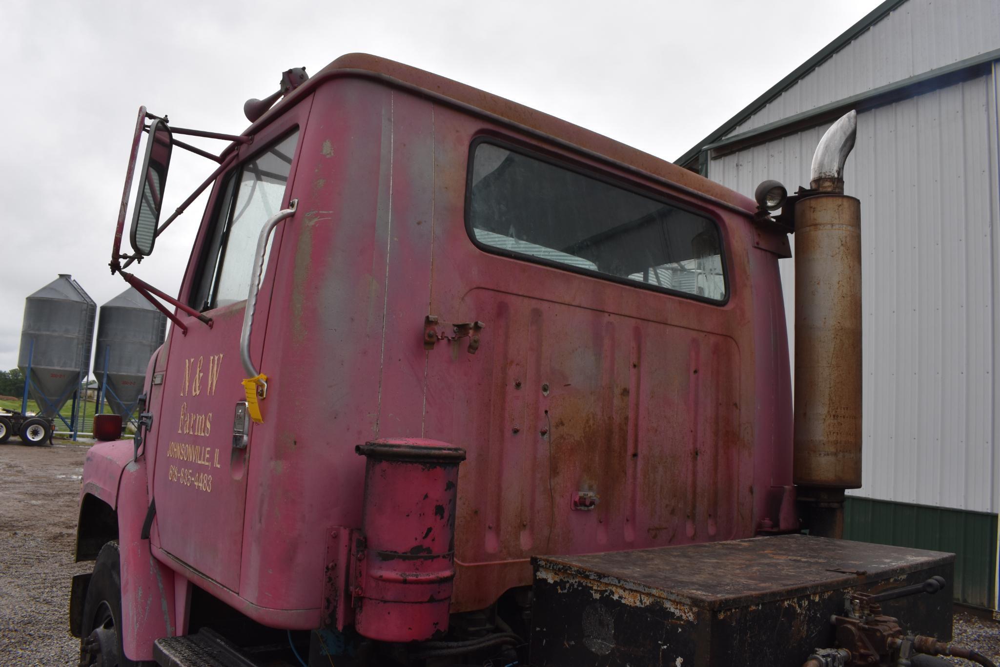 1983 International F-2275 forage blower truck