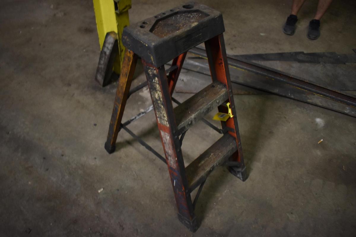 3' fiberglass stepladder