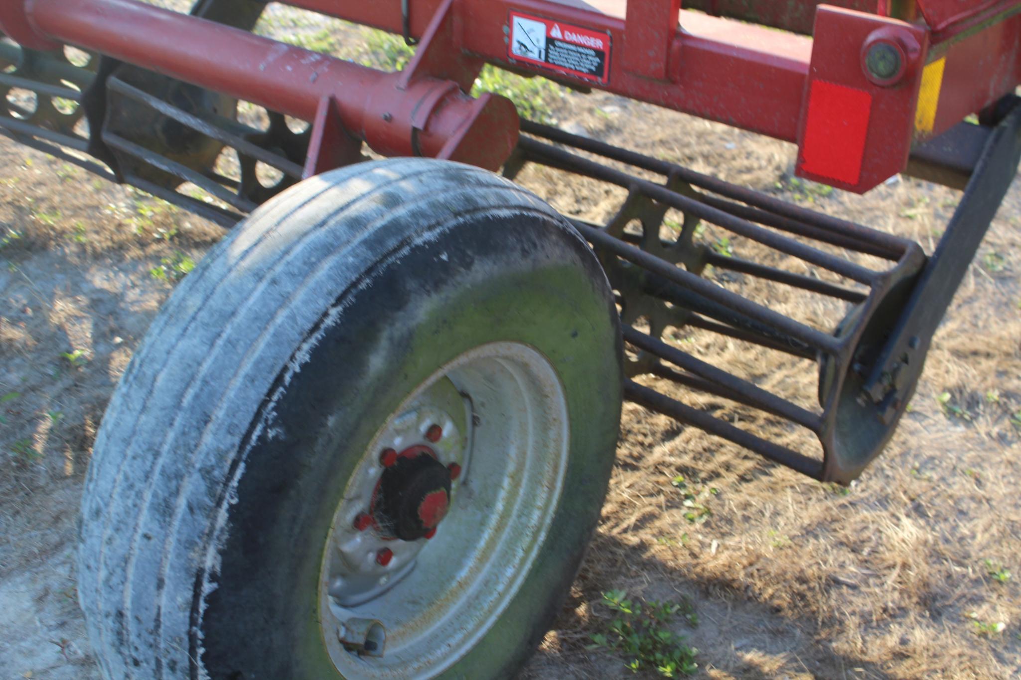 Case-IH 24' crumbler rolling basket