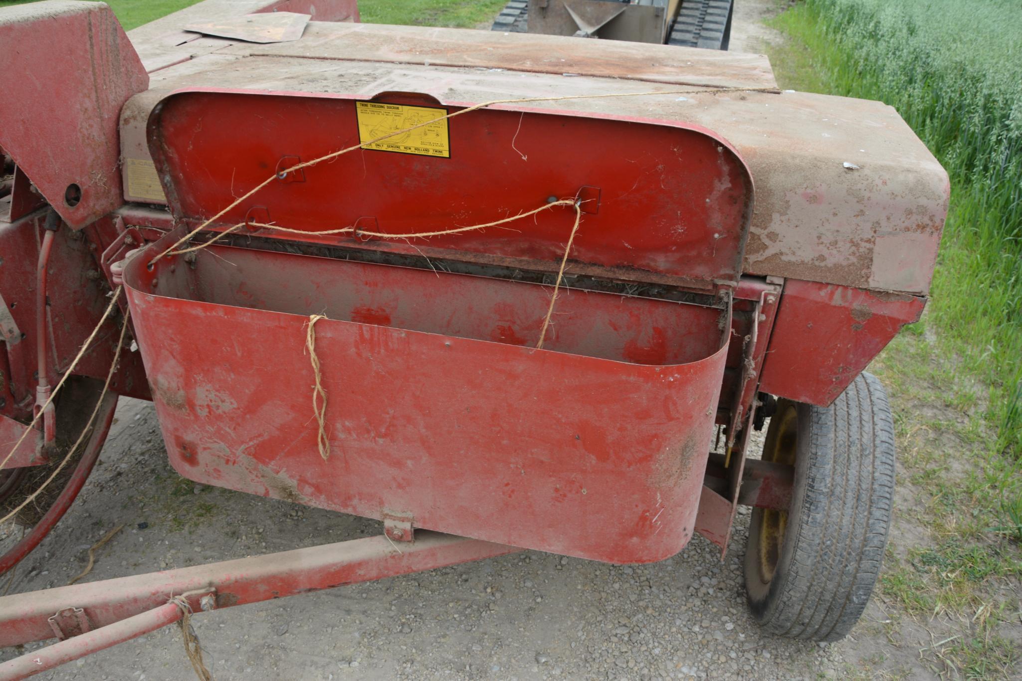 New Holland "Hayliner" 273 square baler