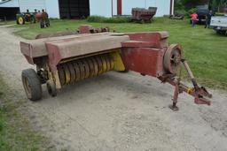 New Holland "Hayliner" 273 square baler