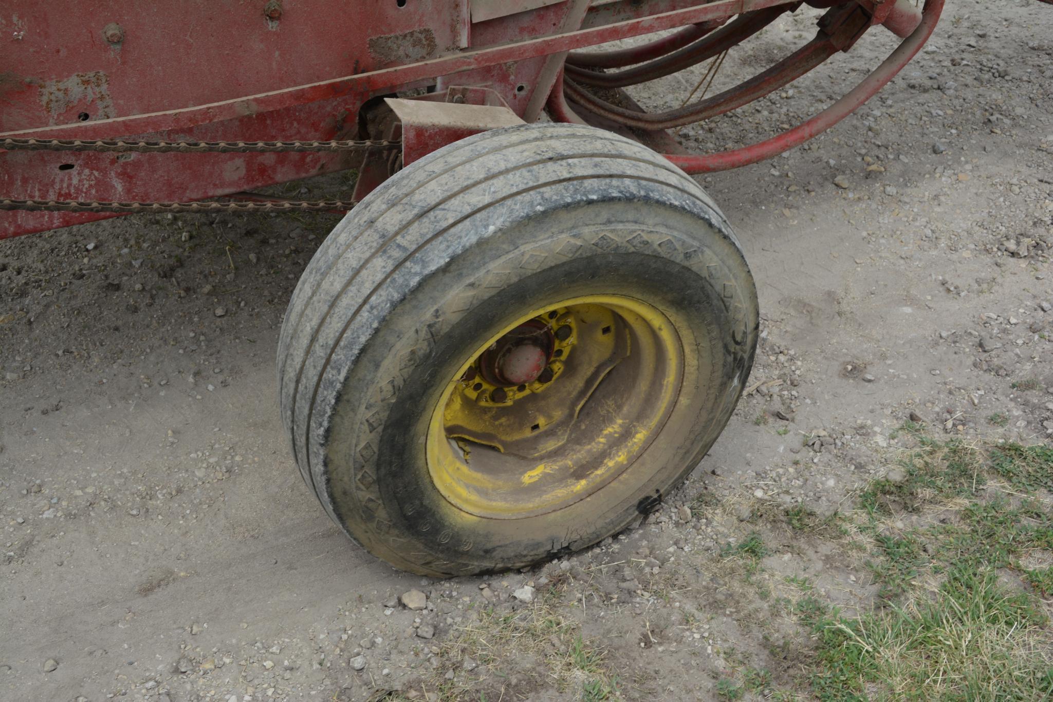 New Holland "Hayliner" 273 square baler