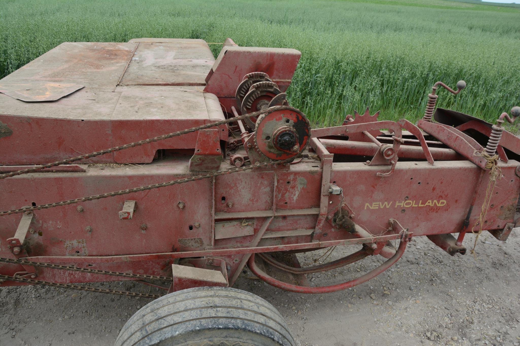 New Holland "Hayliner" 273 square baler