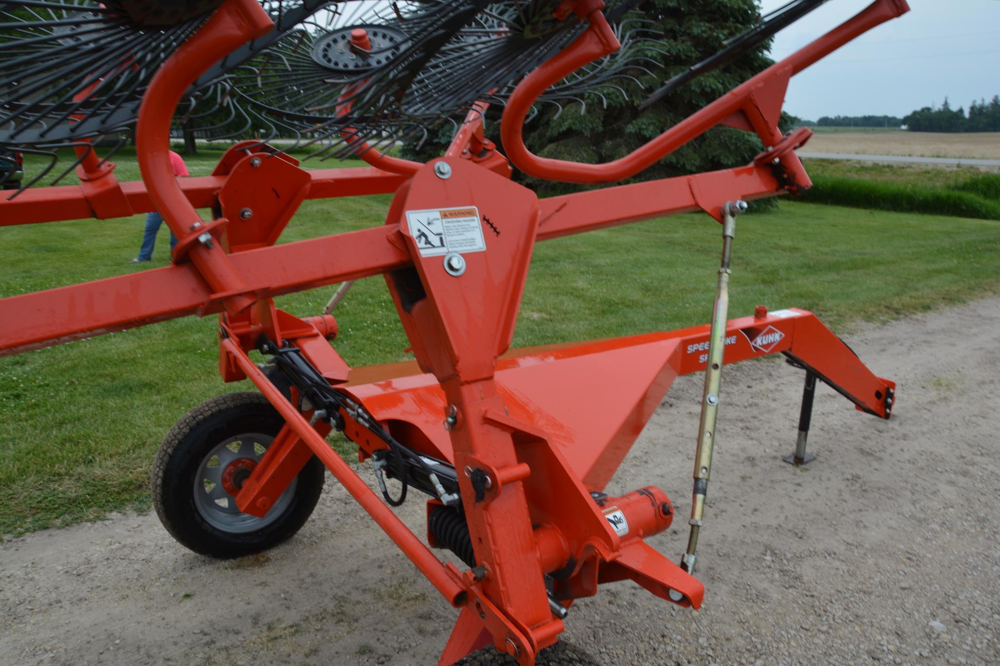 Kuhn SR110 10 wheel V rake