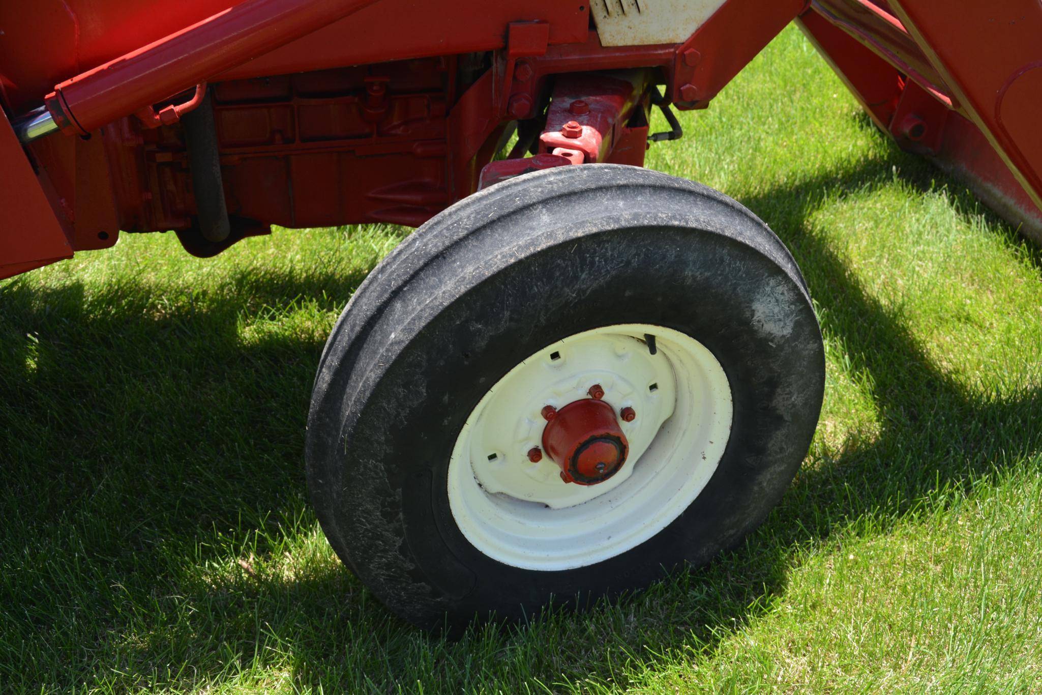 1975 International 574 2wd gas tractor