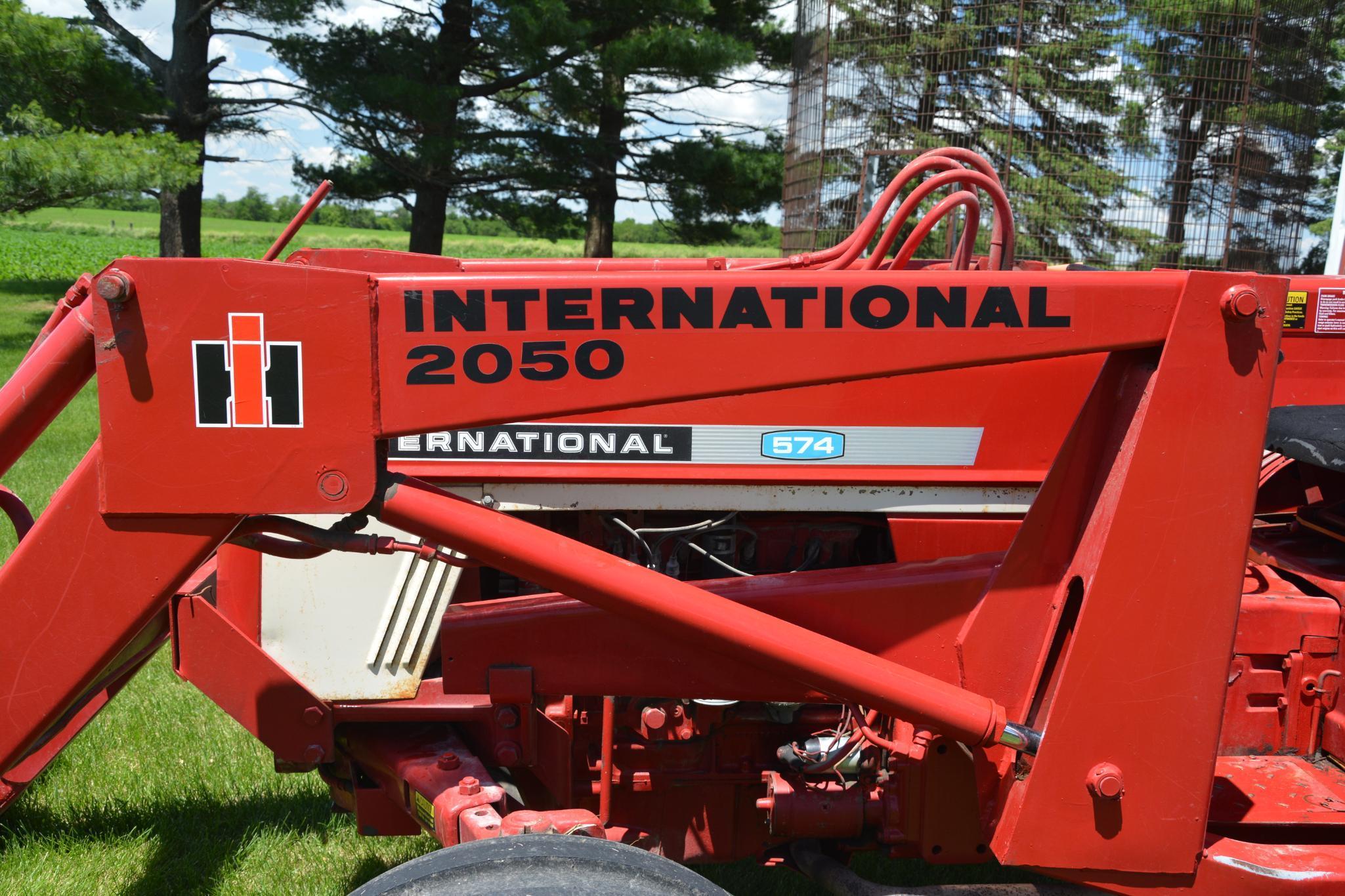 1975 International 574 2wd gas tractor