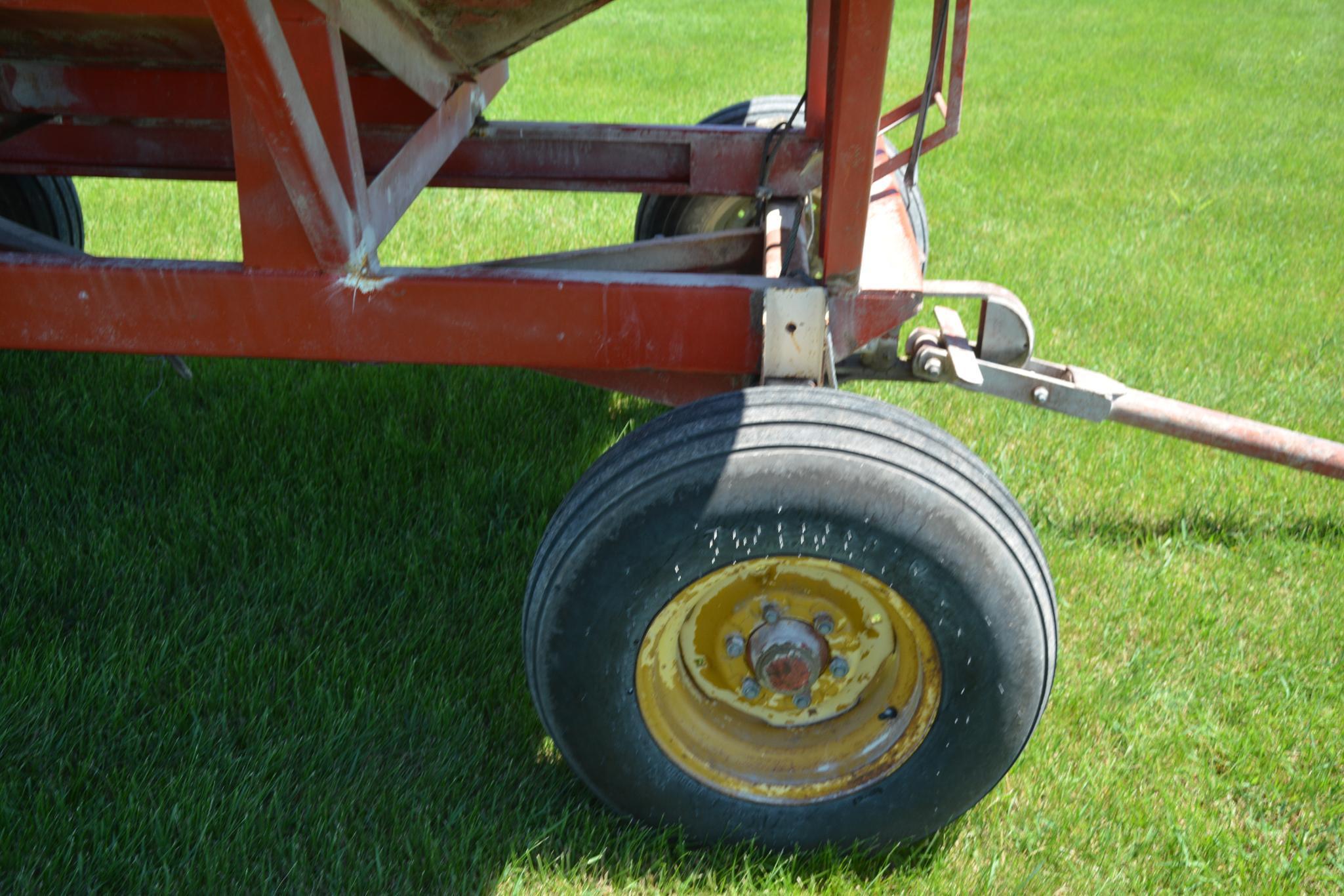 Unverferth 275 bu. gravity wagon