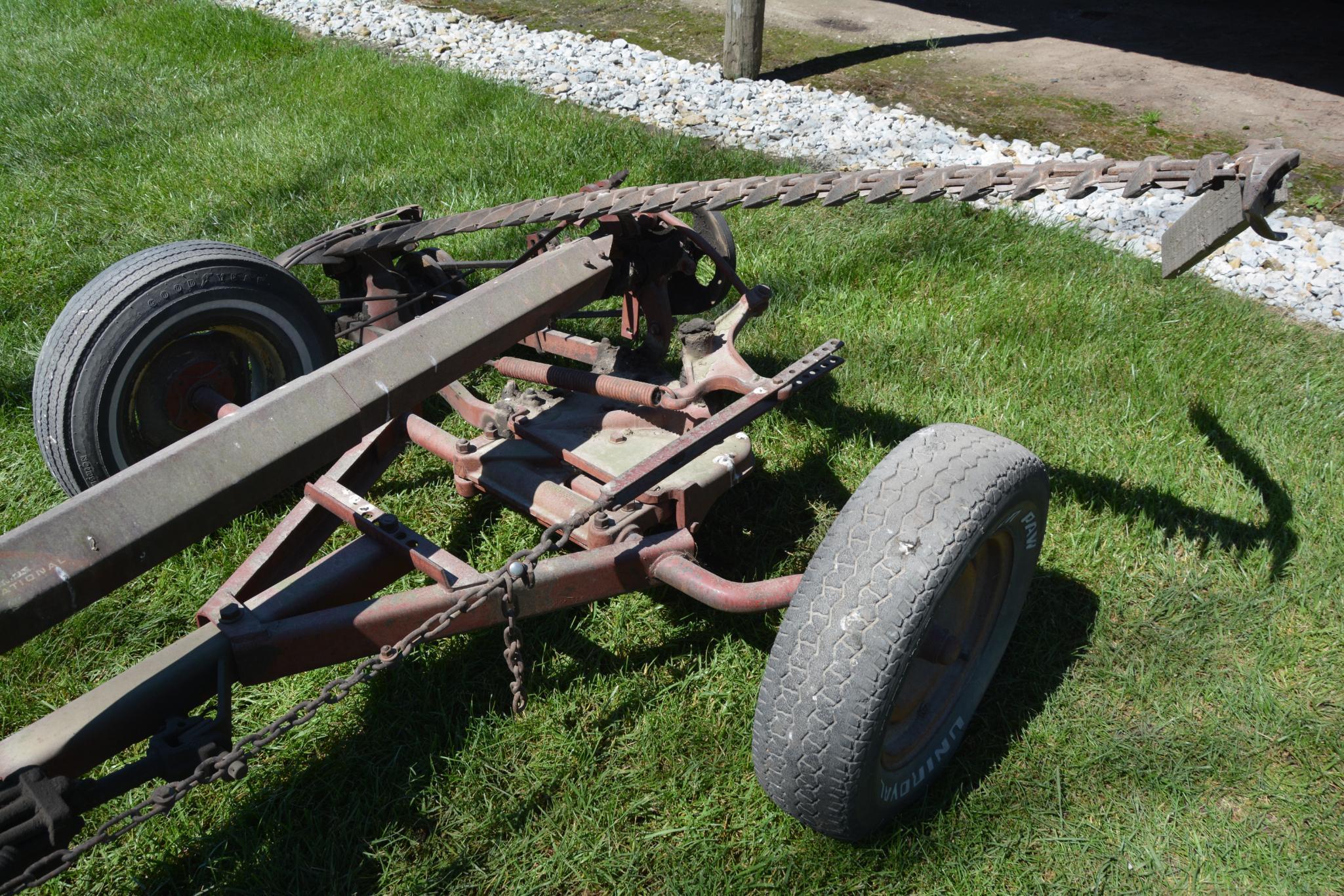 International 100 7' pull type sickle bar mower