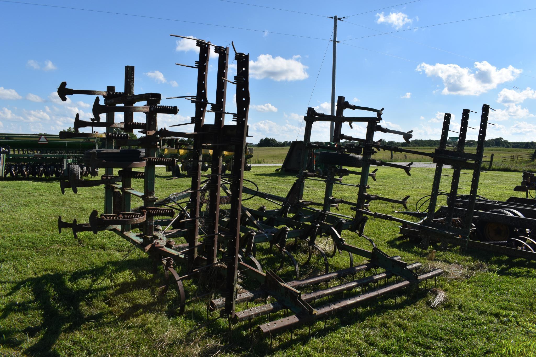 John Deere 1100 21' 3-pt. field cultivator