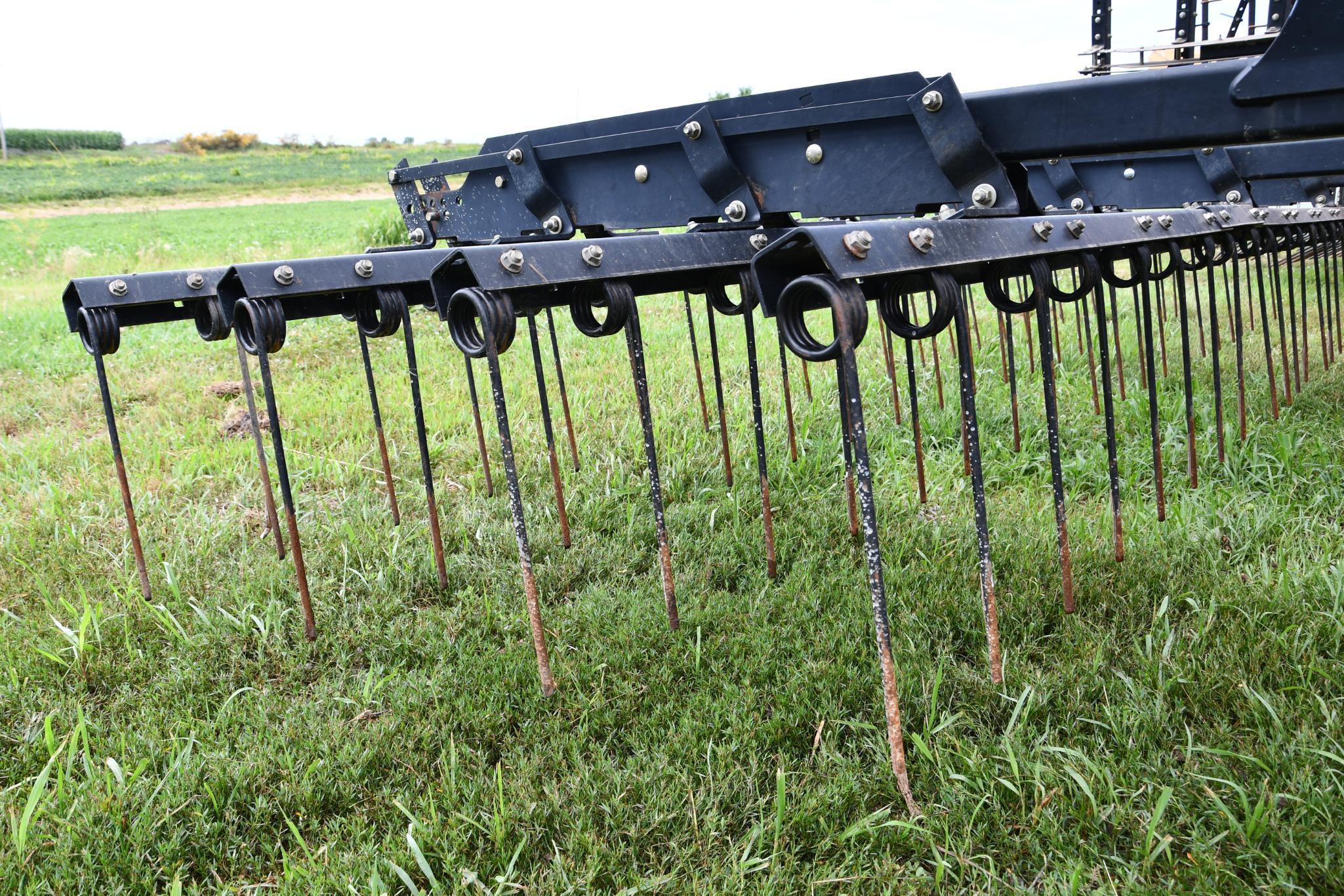 2012 John Deere 2210 44.5' field cultivator