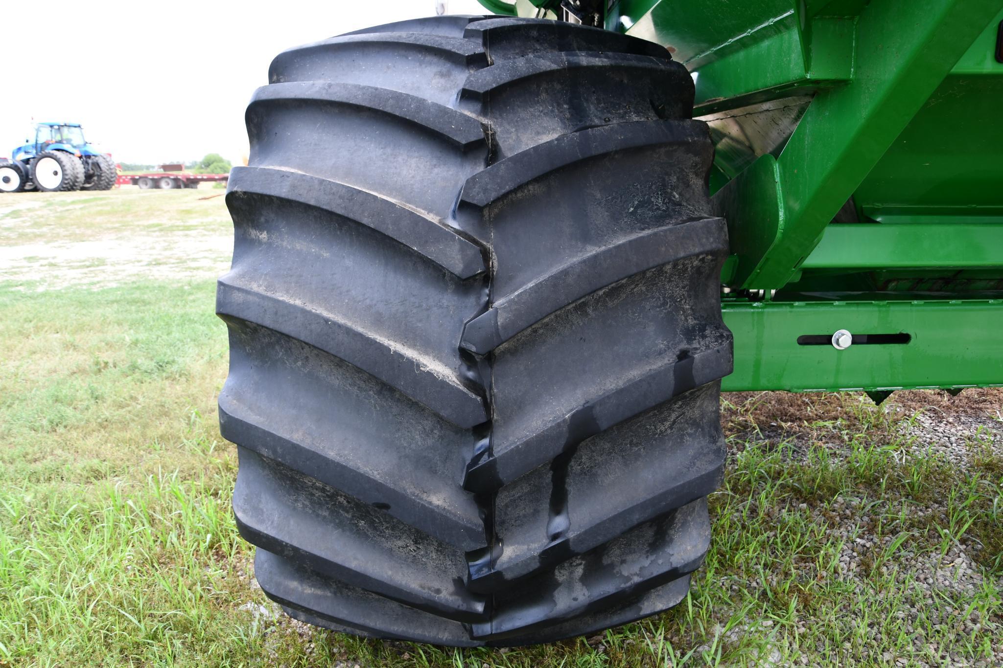 2012 Brent 1082 grain cart