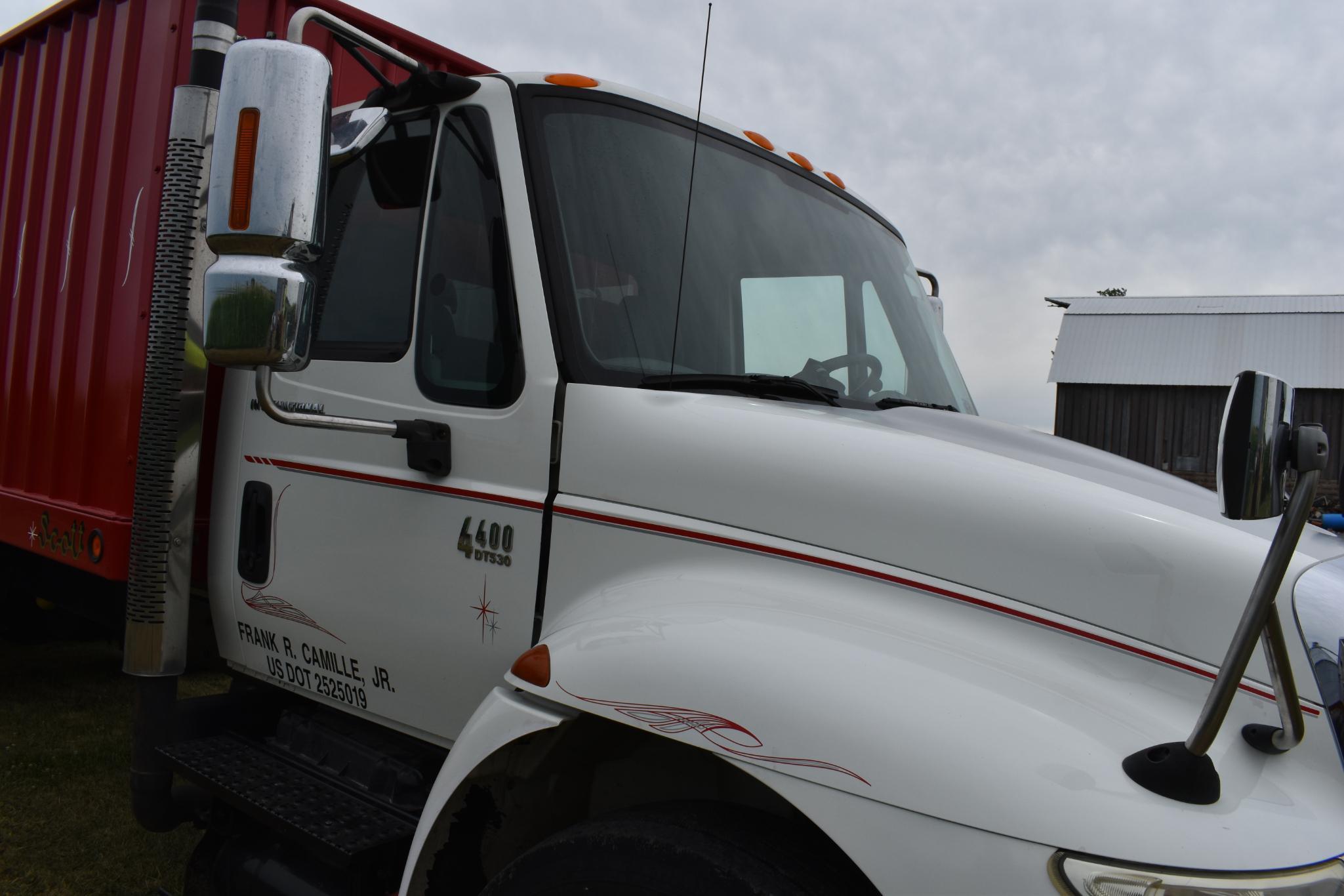 2004 International 4400 grain truck