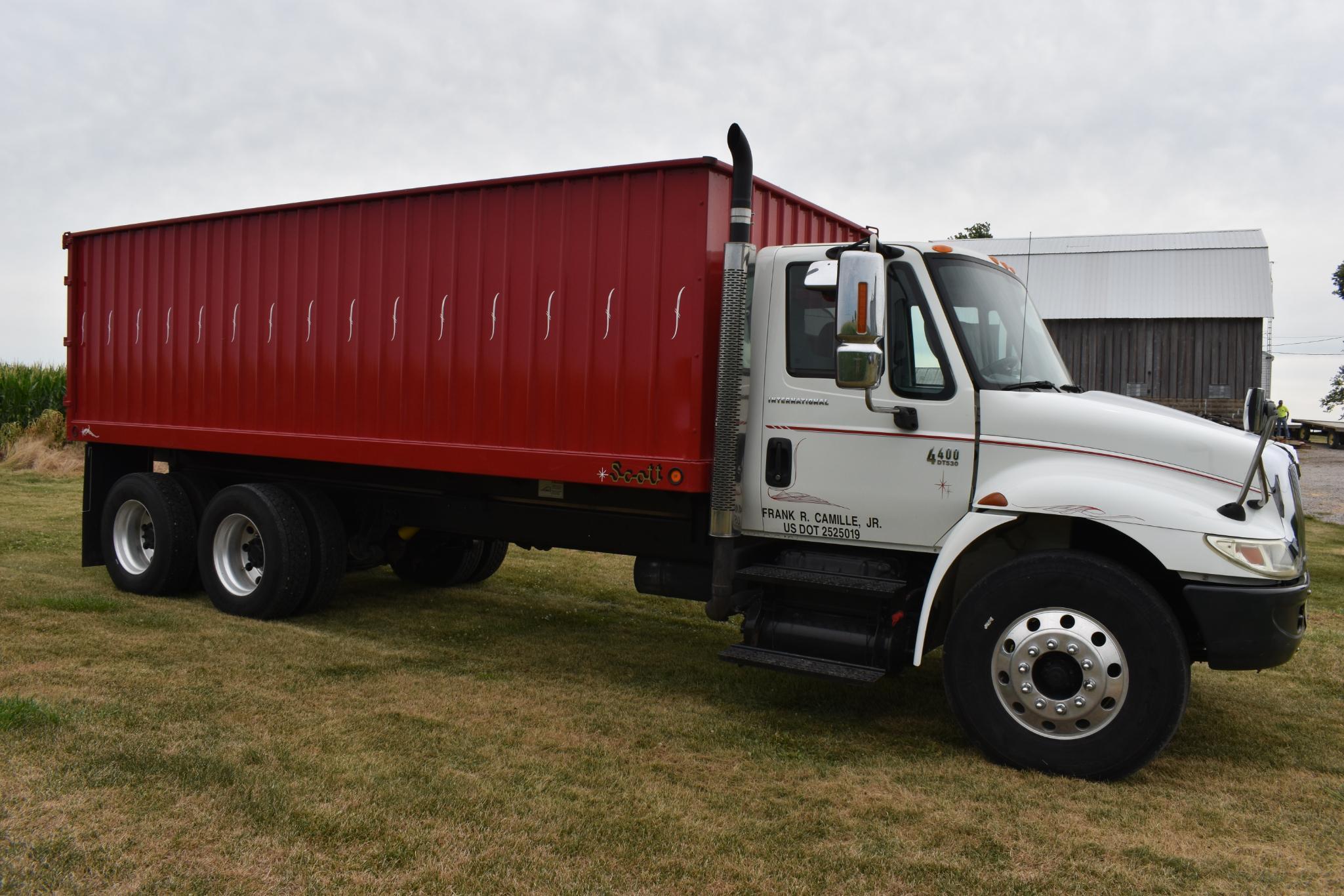 2004 International 4400 grain truck